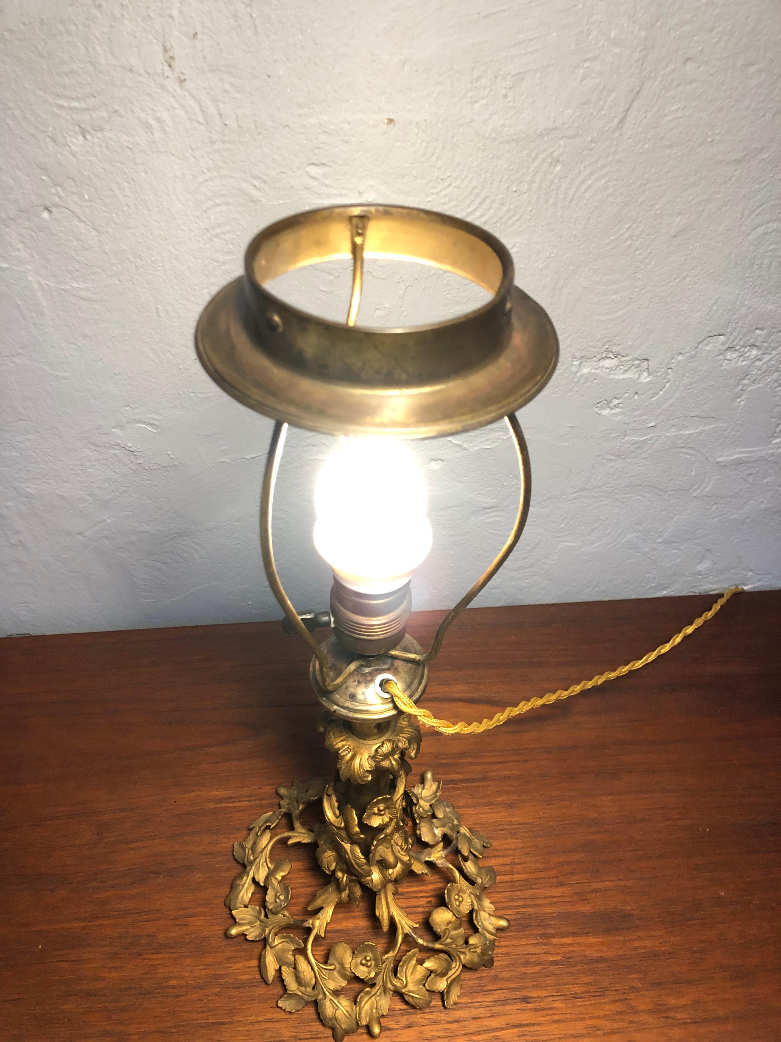 Bronze Lampe de table florale ancienne en bronze en vente