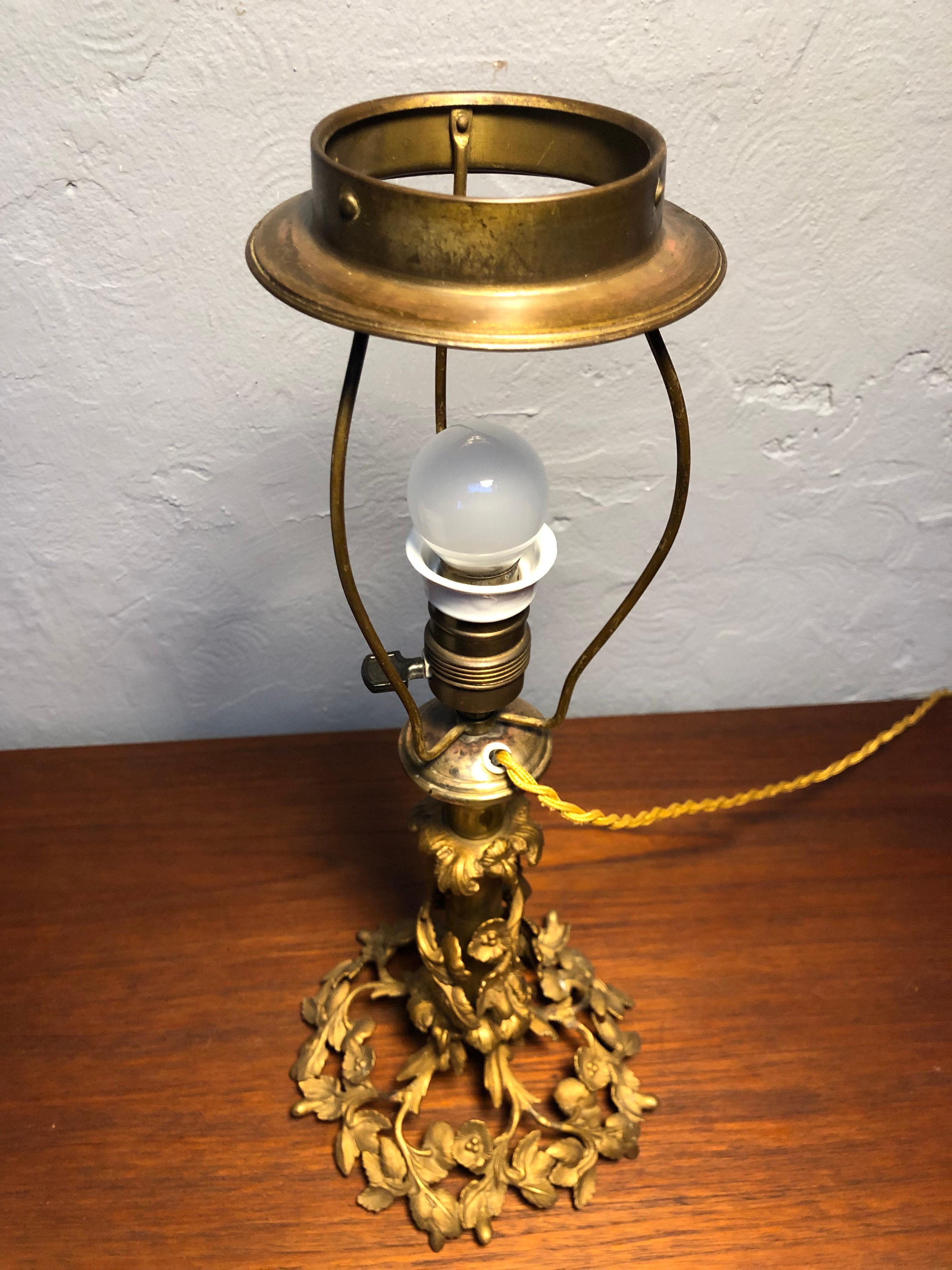 Lampe de table florale ancienne en bronze en vente 1