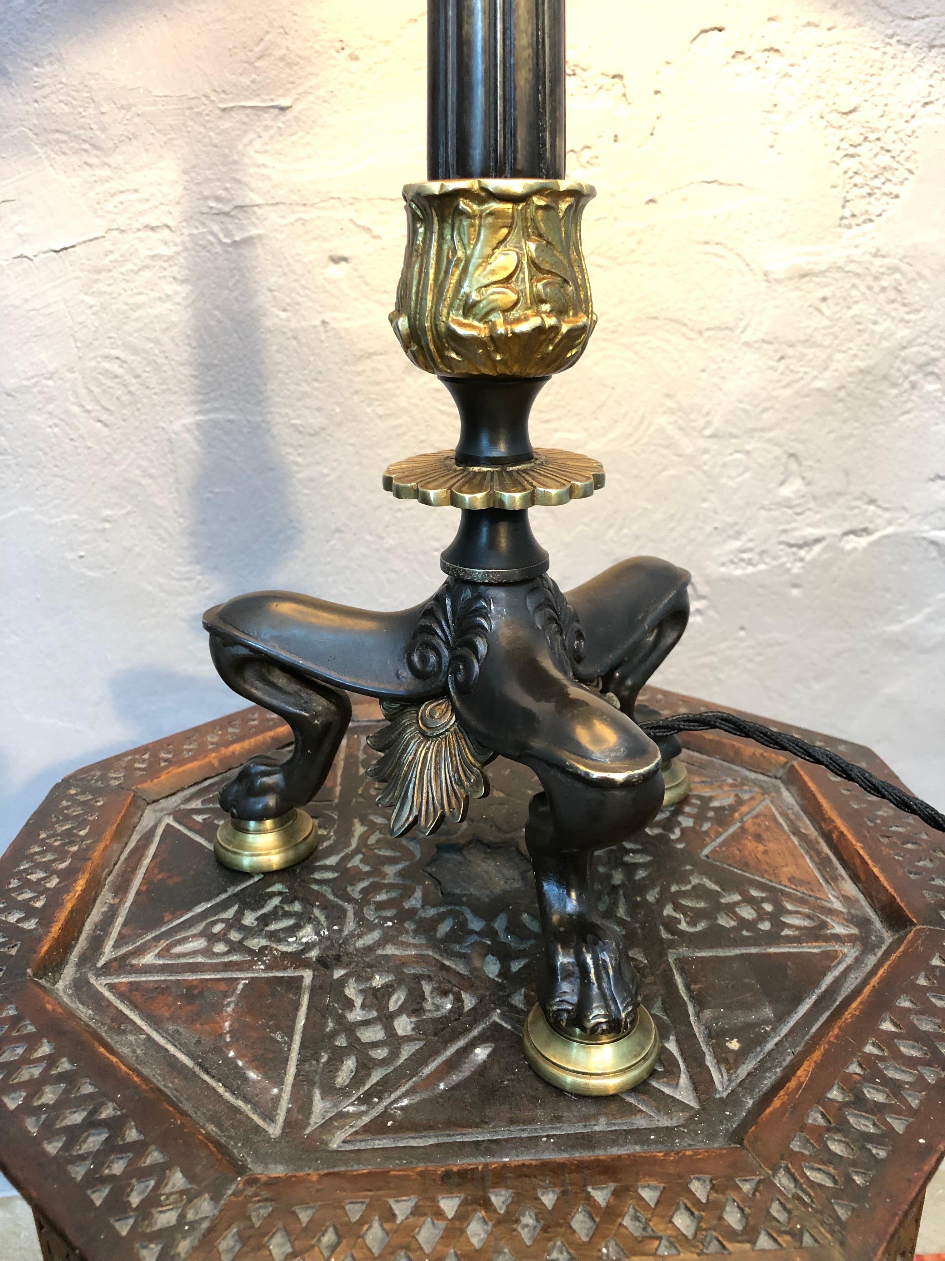 Français Lampe de table à candélabre Napoléon III en bronze ancien des années 1800 en vente