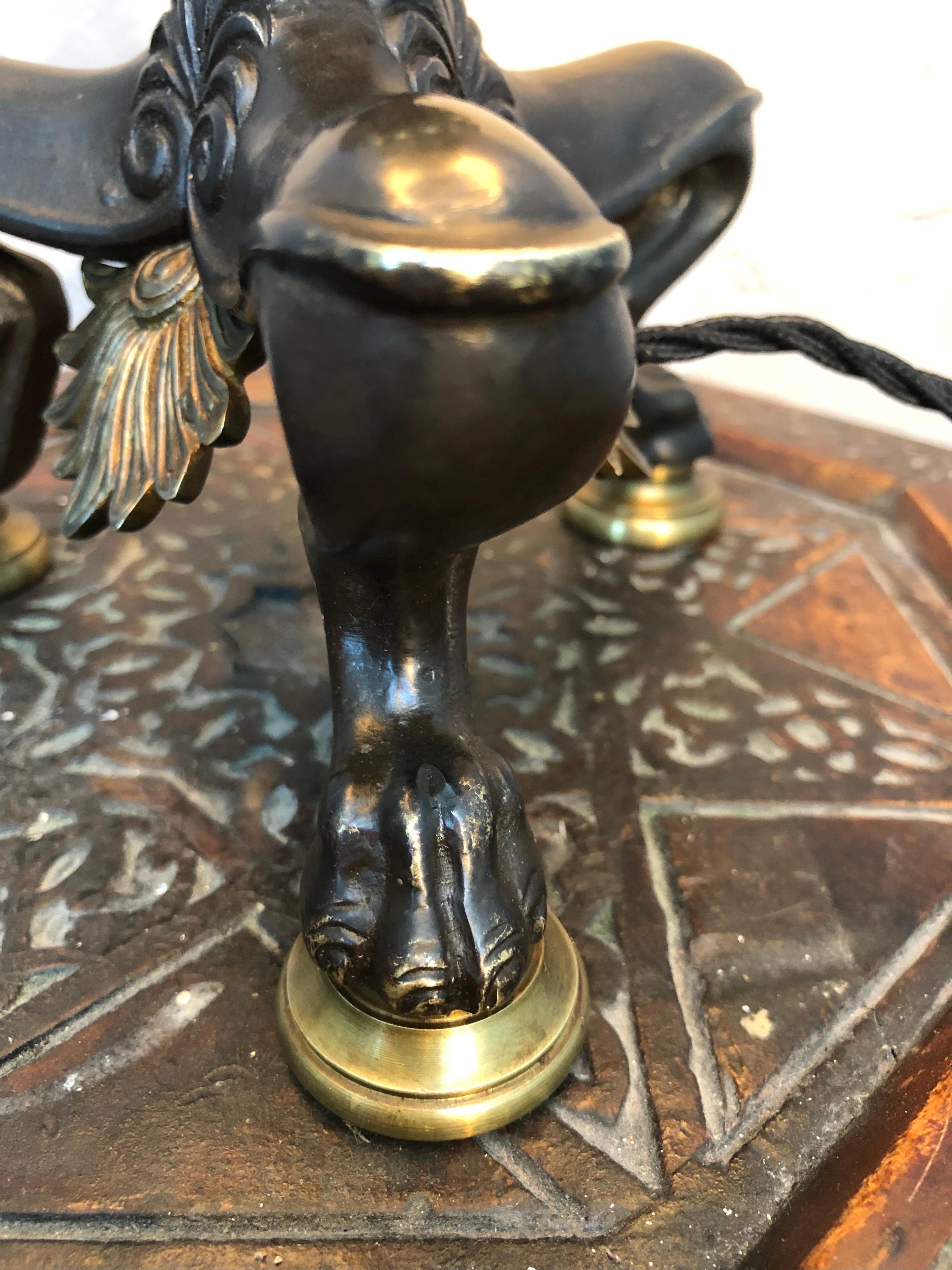Bronze Lampe de table à candélabre Napoléon III en bronze ancien des années 1800 en vente