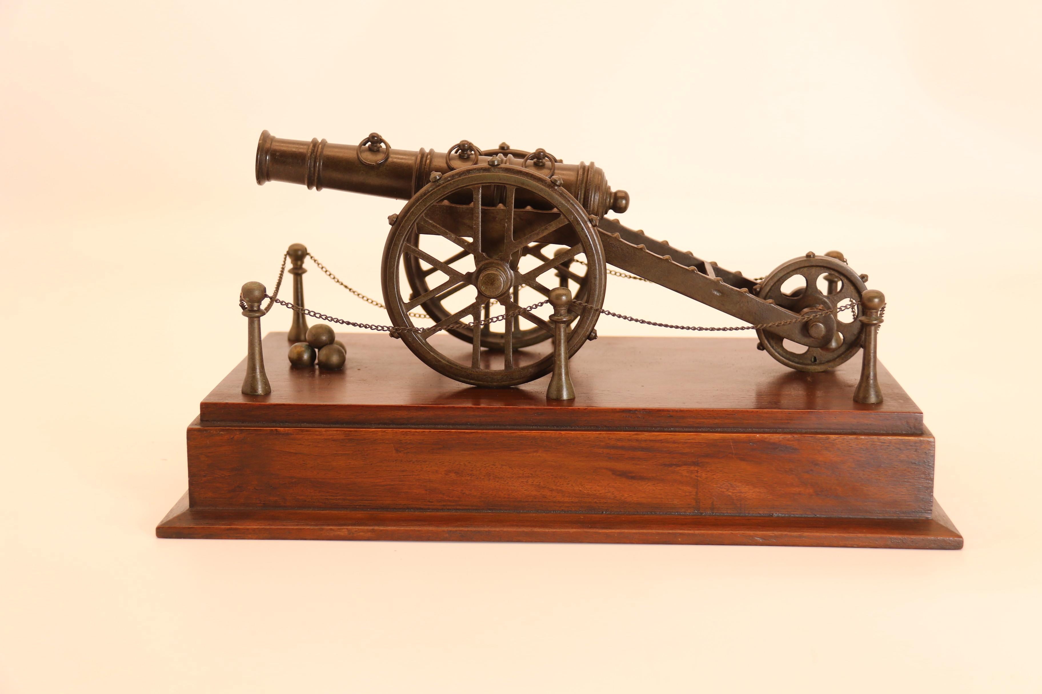 An antique bronze scale model of an 18th century cannon on a hardwood base c1920 For Sale 2