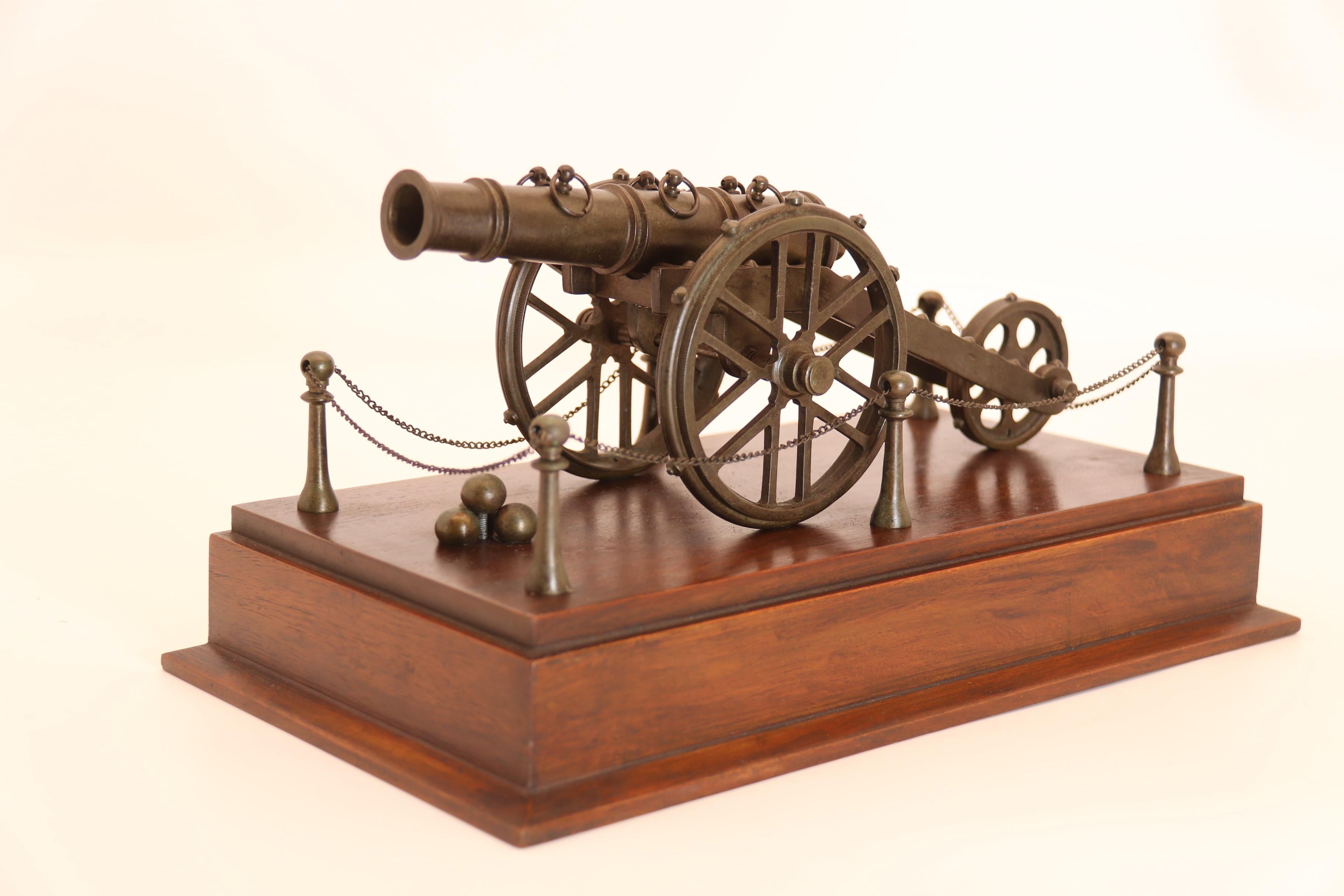 This superb finely detailed model of an 18th century cannon is very well engineered. It has large distinctive front spoked wheels with studded traction around the outer rim and a similar small rear version to aid movement. The plain robust carriage