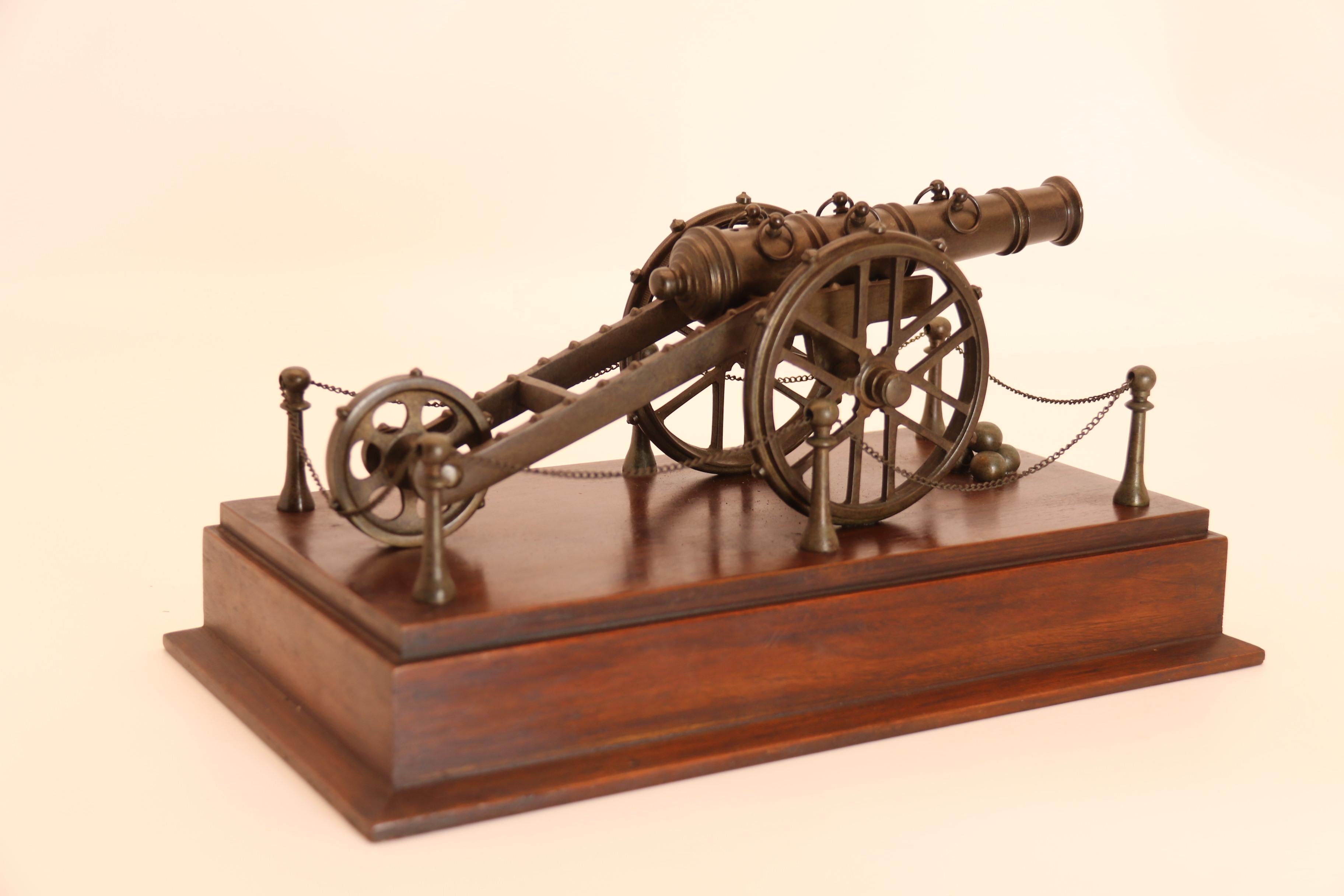 An antique bronze scale model of an 18th century cannon on a hardwood base c1920 In Good Condition For Sale In Central England, GB