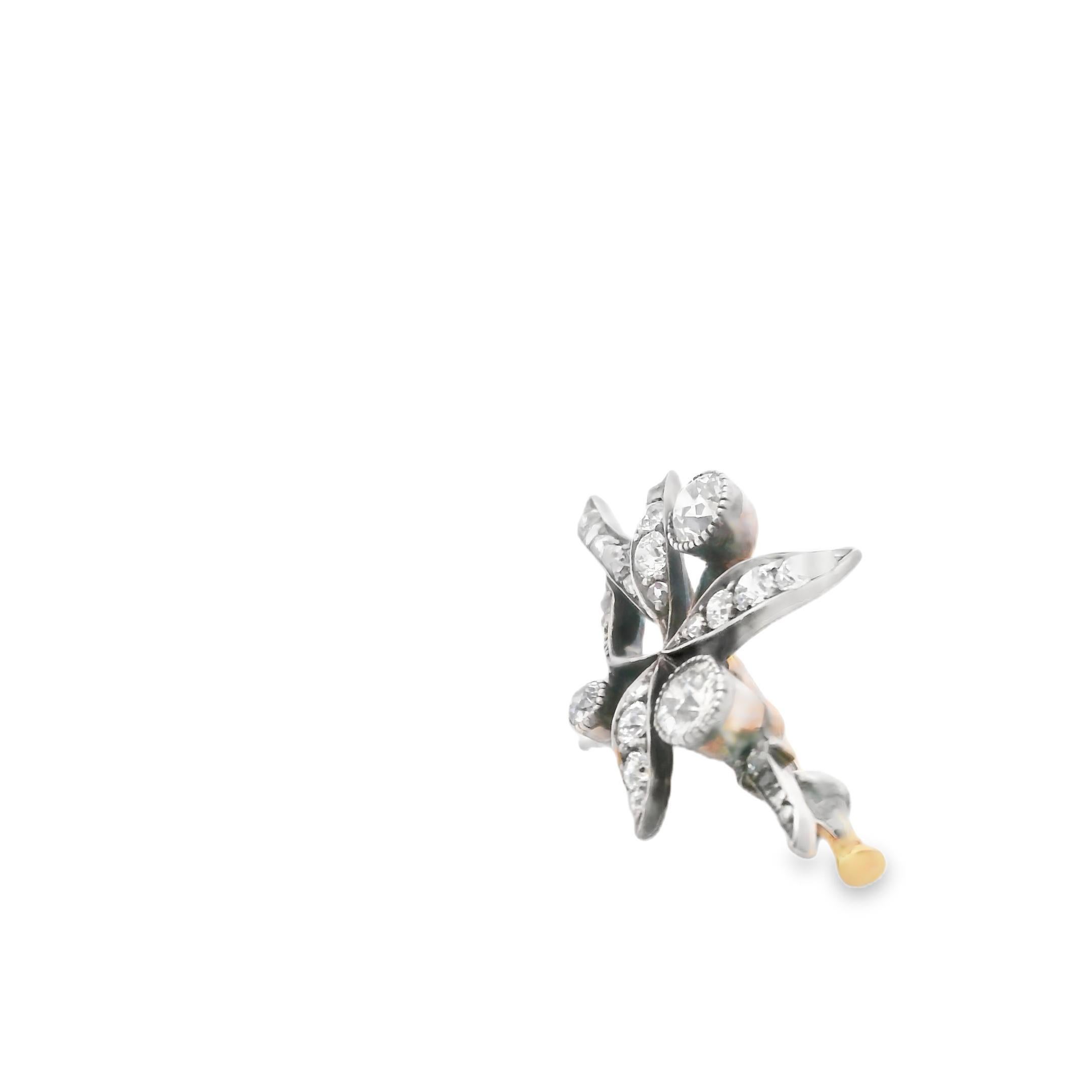 Cette broche exquise, qui témoigne d'une élégance et d'un art raffinés, vient enrichir votre collection. Avec ses 1,67 carats de diamants blancs brillants, cette pièce capture l'essence de la nature avec ses feuilles et ses tiges délicatement