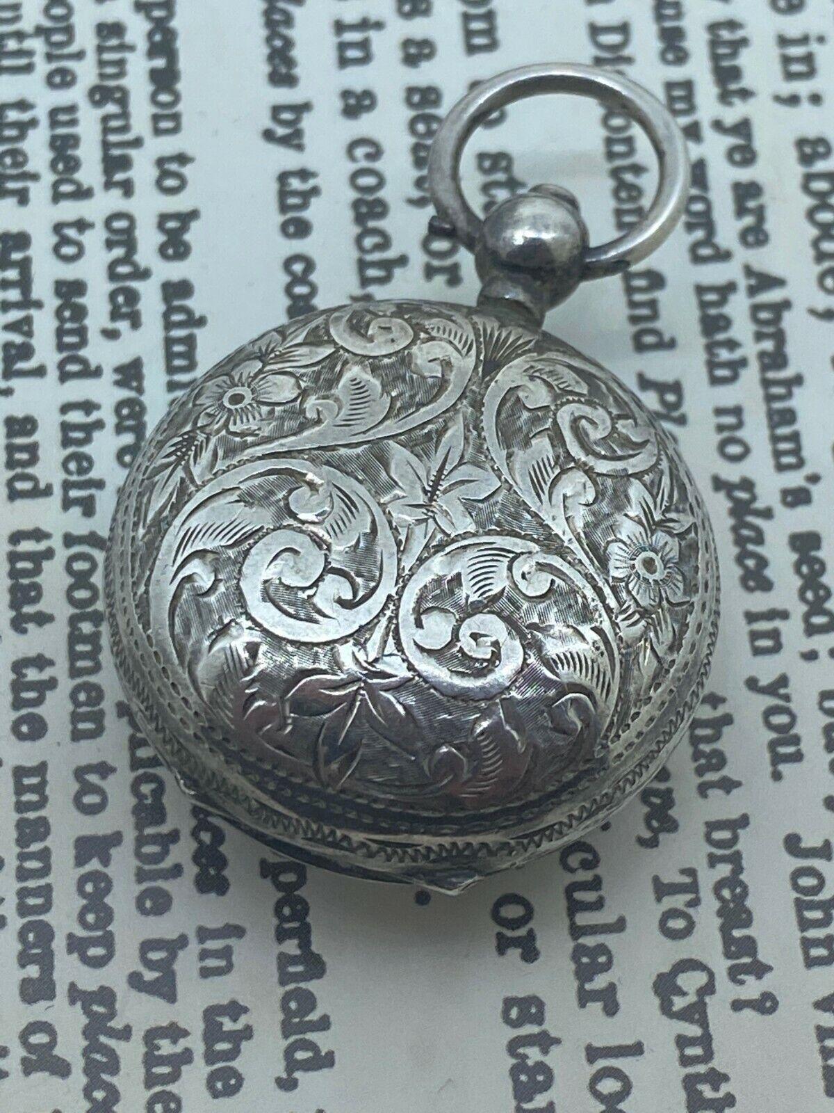 Il est orné d'un superbe motif de feuillage, 
Ce porte-souverain a été fabriqué en argent sterling en 1903.

Poinçons à l'intérieur : 
Lion passant (pour l'argent sterling anglais)
Anchor (pour le bureau d'essai de Birmingham)
& lettre date