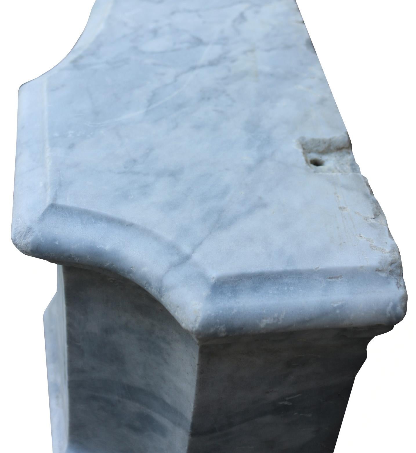 Antike Carrara-Marmor-Kaminumrandung im Angebot 1