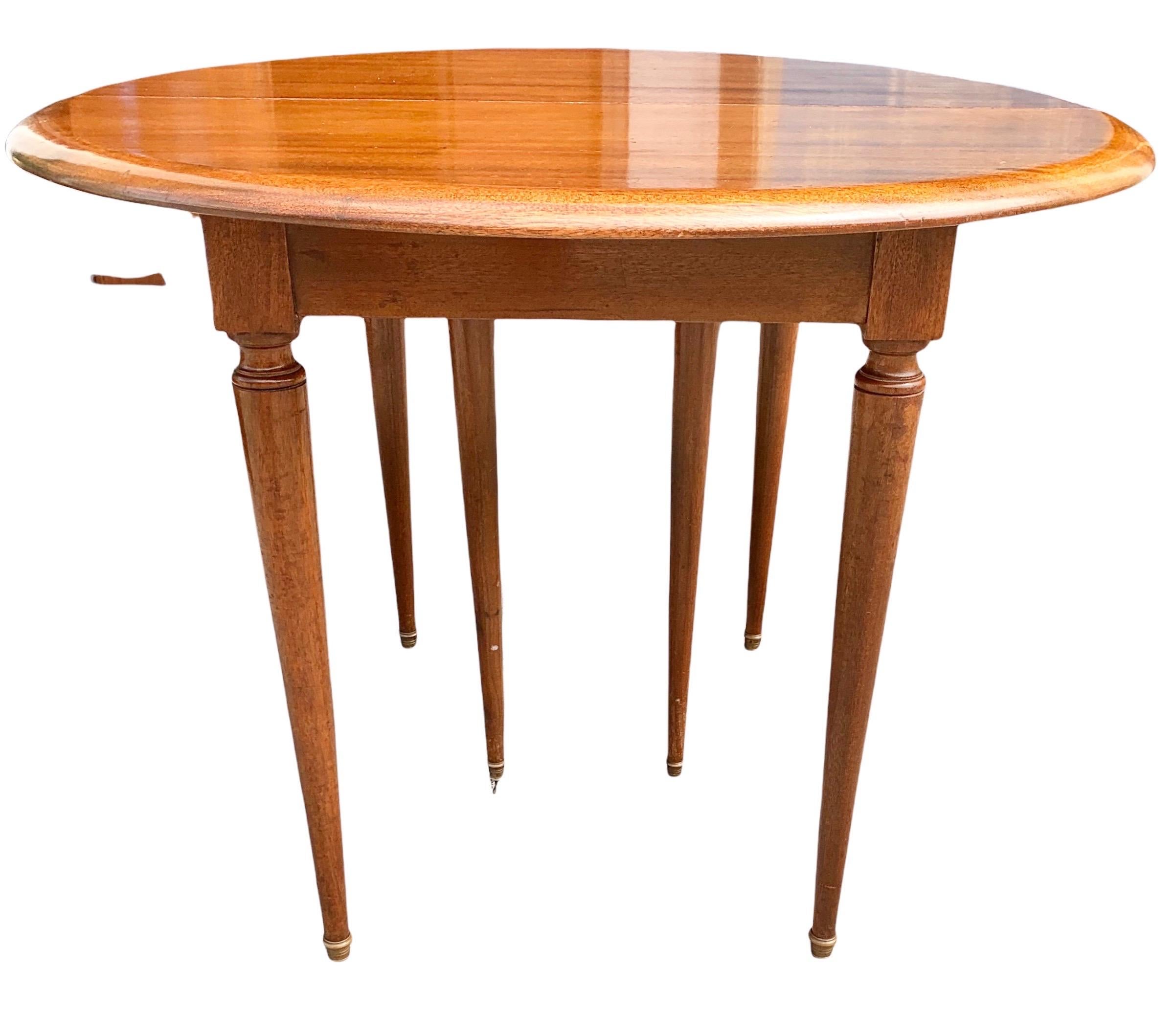 Antique Carved Mahogany Louis Philippe Round Extension Dining Table In Good Condition In New Orleans, LA