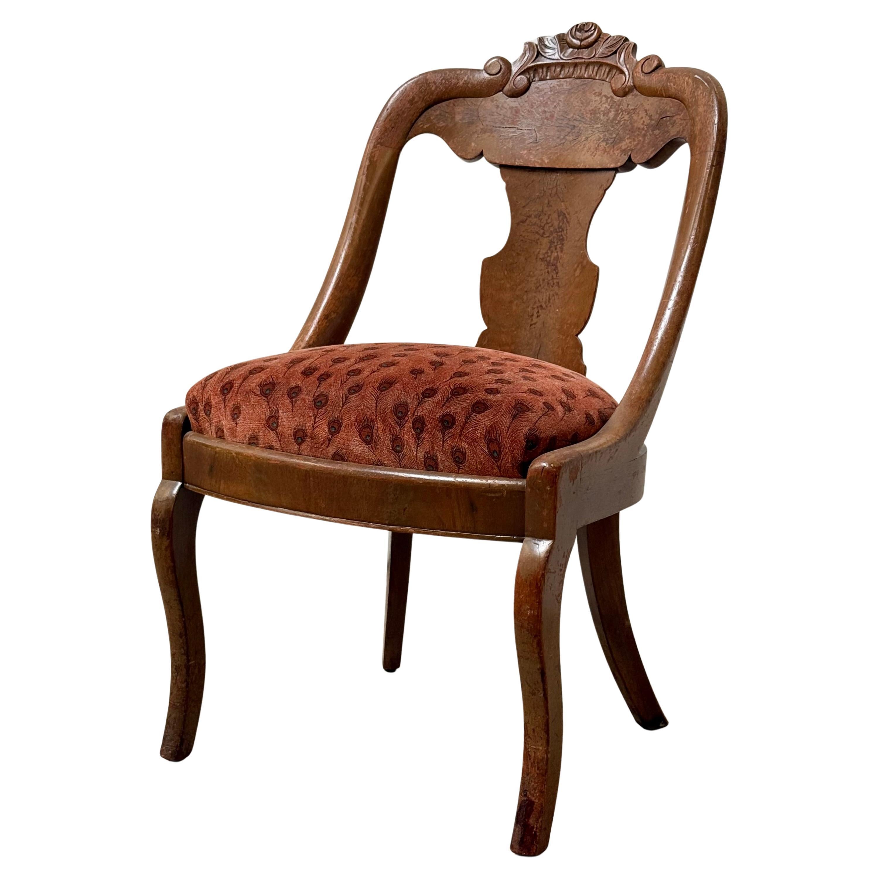 Silla bergère victoriana antigua de madera tallada con tapicería de pavo real, c. 1900 en venta