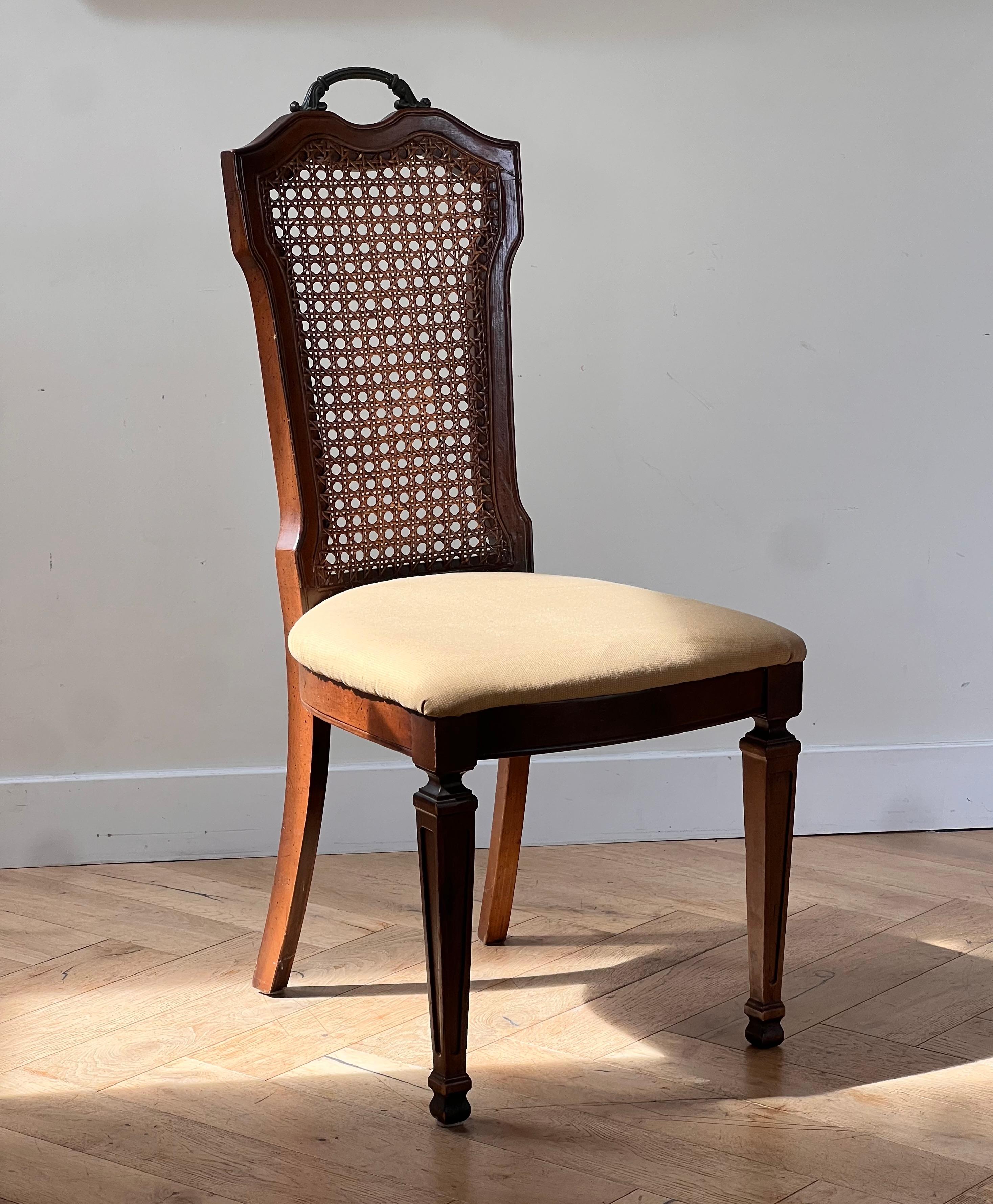Ancienne chaise de salle à manger en bois sculpté et rotin, début du siècle en vente 8