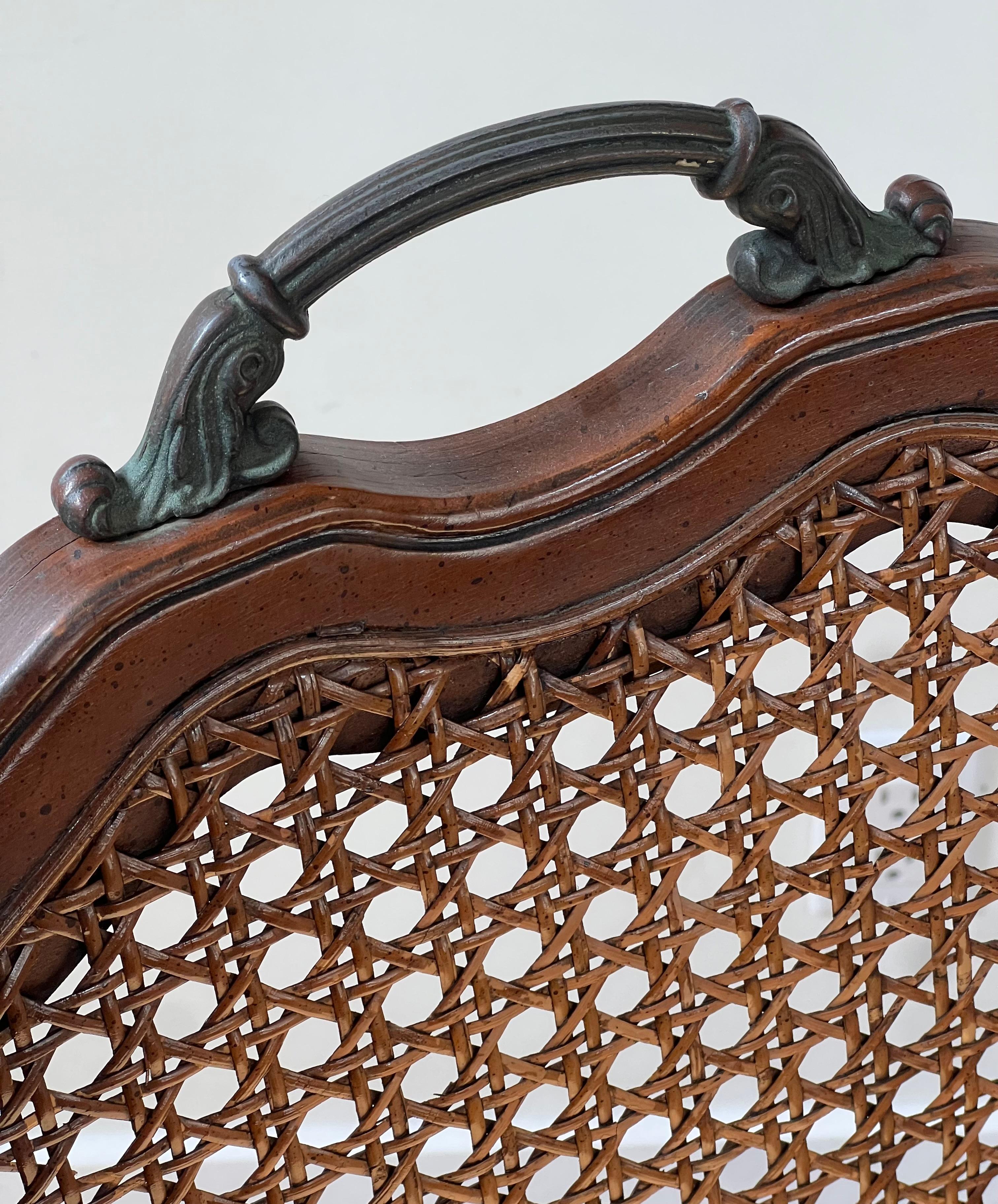 Ancienne chaise de salle à manger en bois sculpté et rotin, début du siècle en vente 9