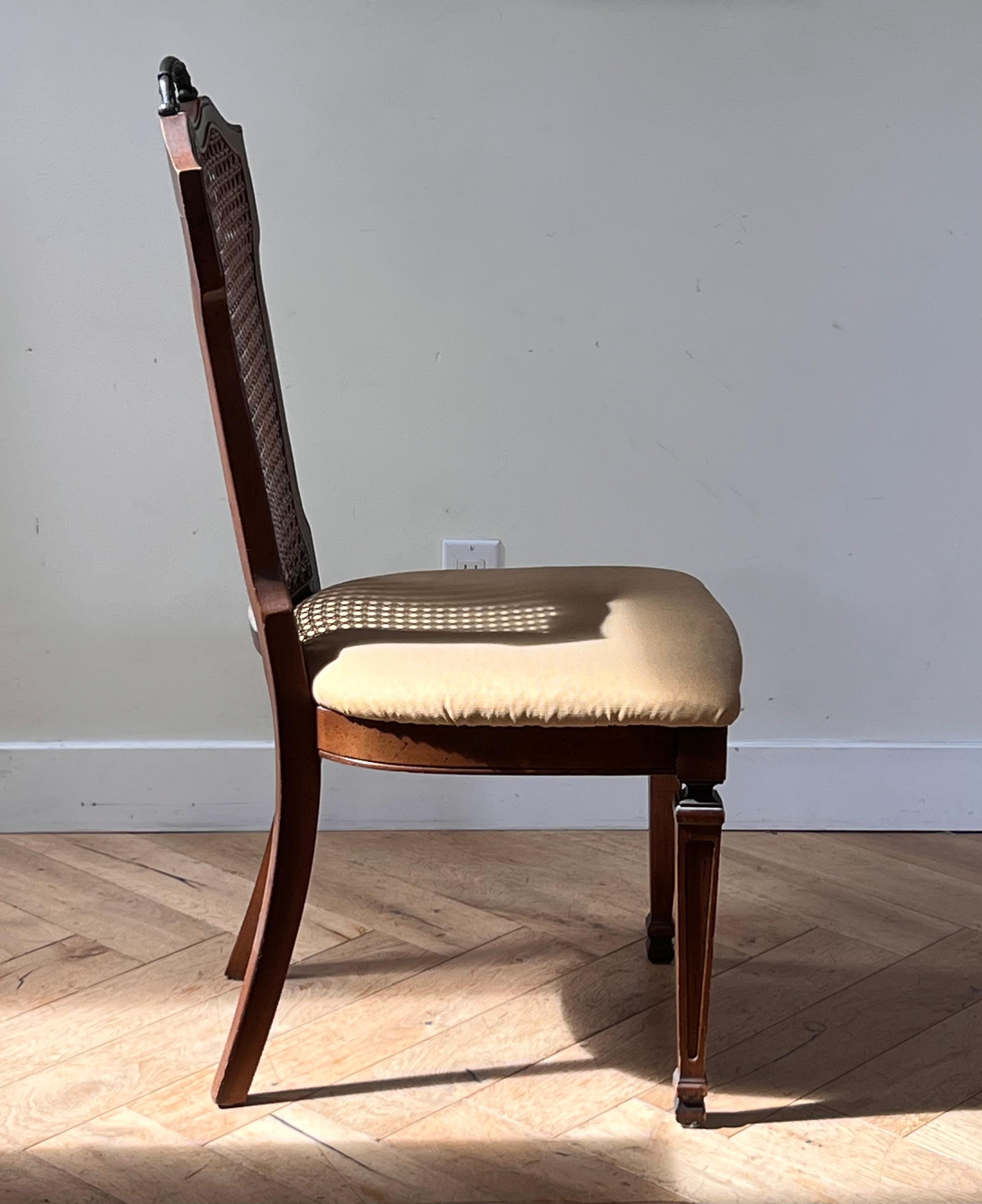 Chaise antique en bois sculptée à la main de la fin de l'époque victorienne, avec dossier en osier de jonc et fixation en fer au niveau de la crête, fin du XIXe siècle ou début du XXe siècle. Veuillez noter que la photo contre la fenêtre avec la vue