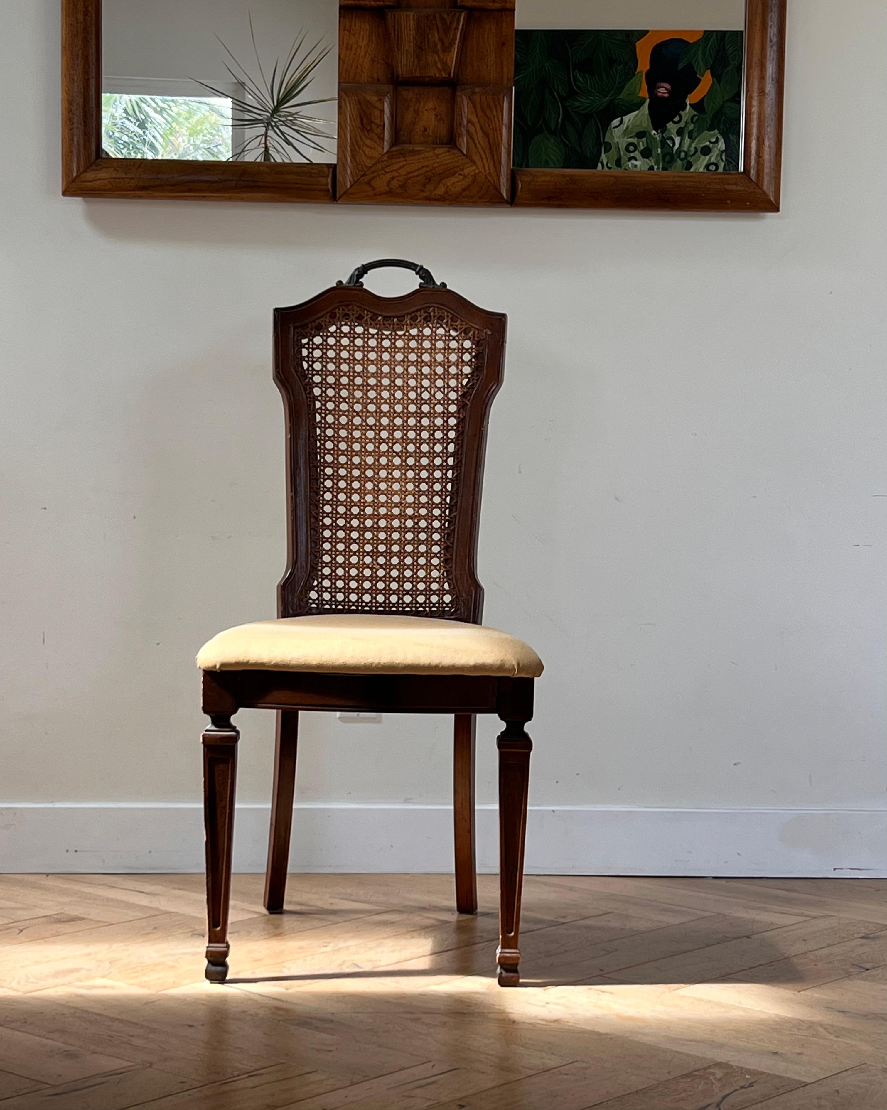 Tissu Ancienne chaise de salle à manger en bois sculpté et rotin, début du siècle en vente