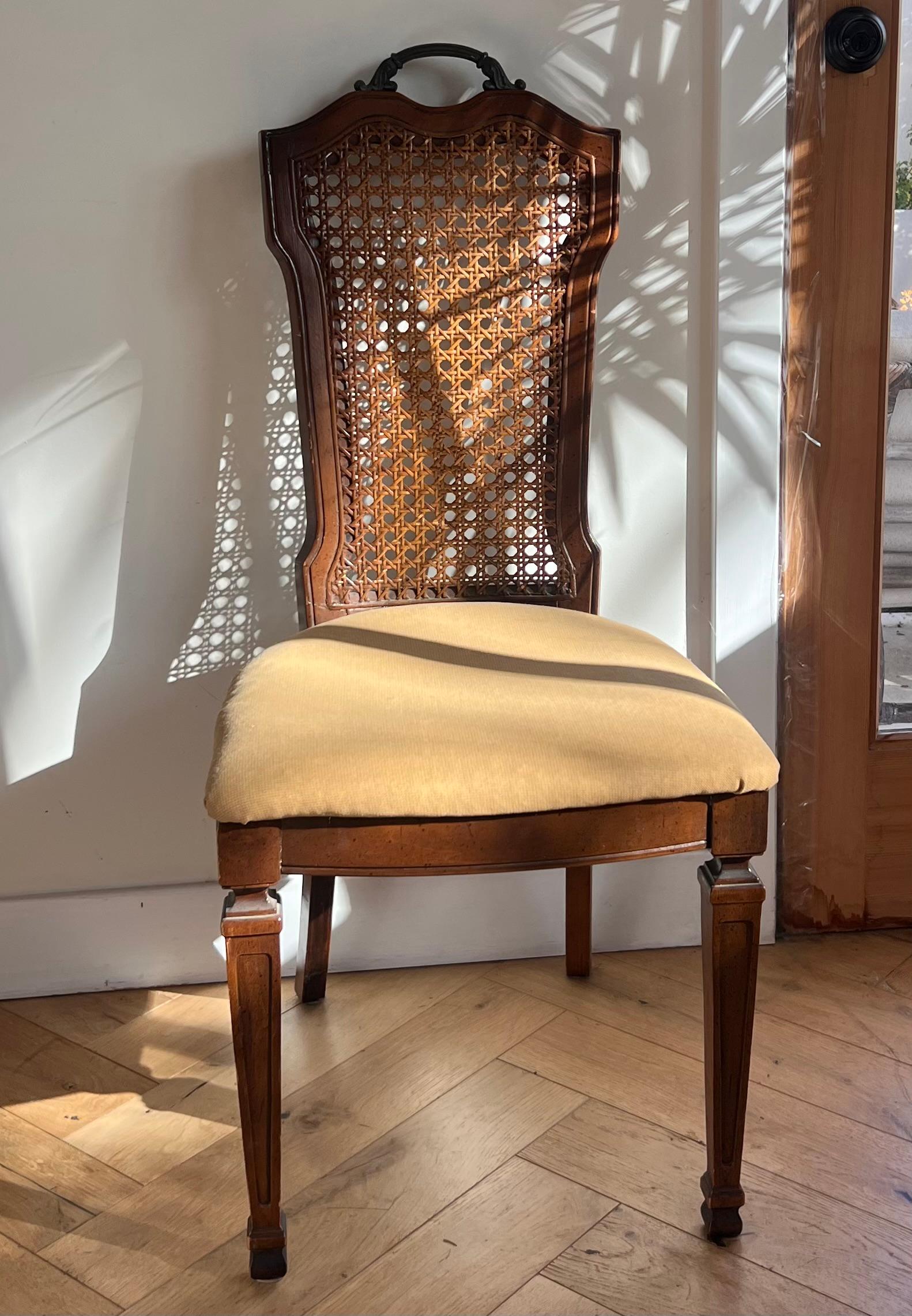 Ancienne chaise de salle à manger en bois sculpté et rotin, début du siècle en vente 1