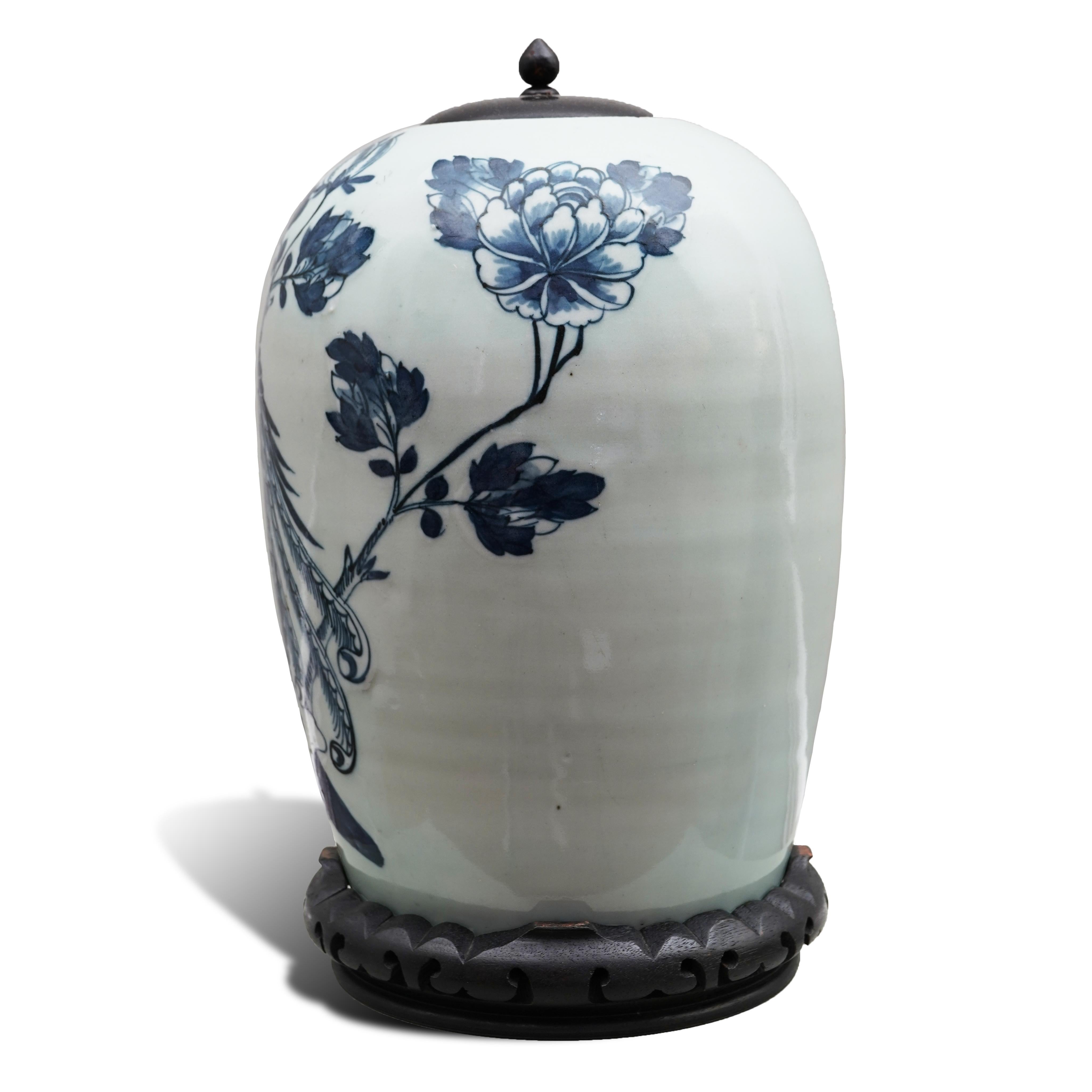 Chinois An Antique Chinese Celadon and Blue Lidded 'Phoenix' Vase en vente