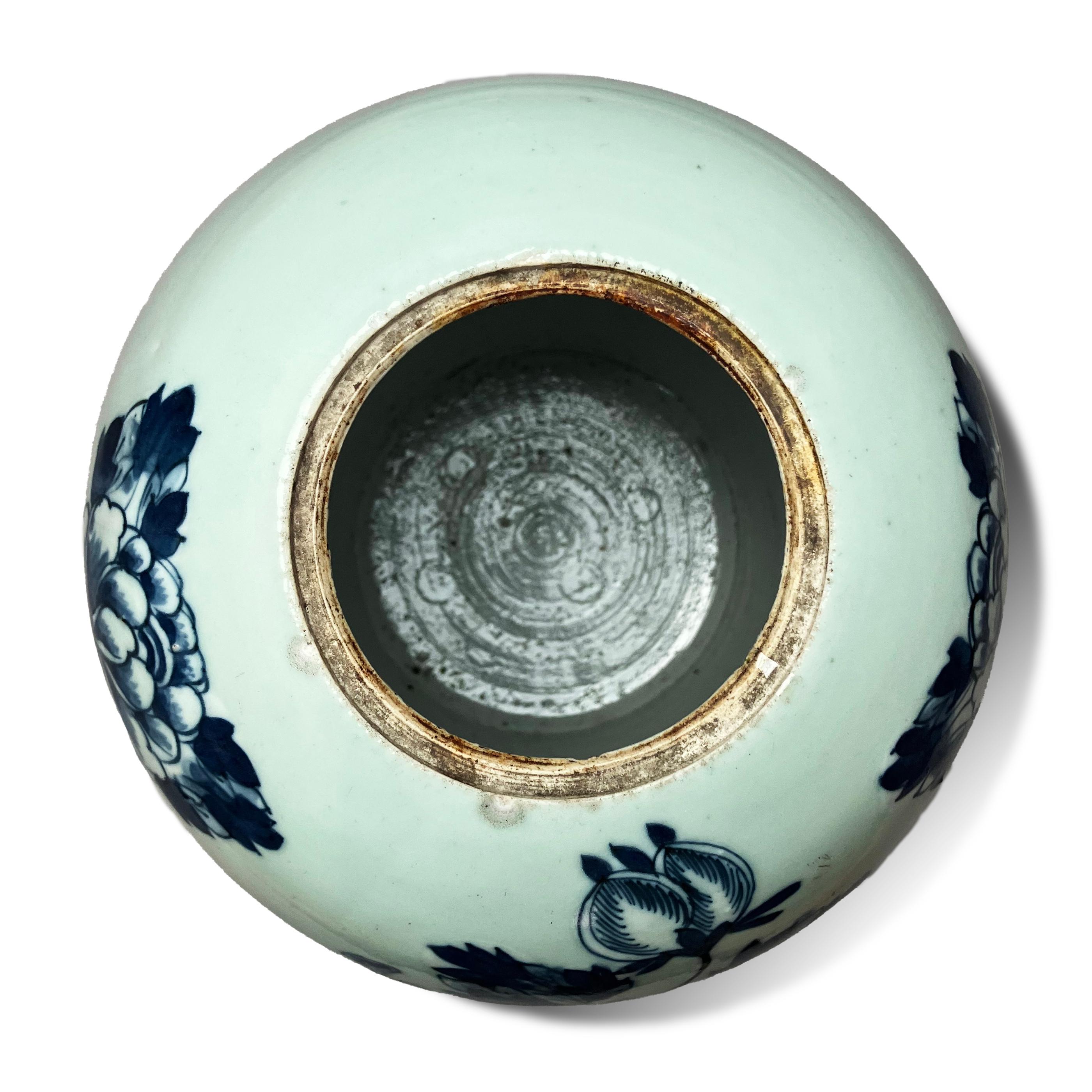 XIXe siècle An Antique Chinese Celadon and Blue Lidded 'Phoenix' Vase en vente