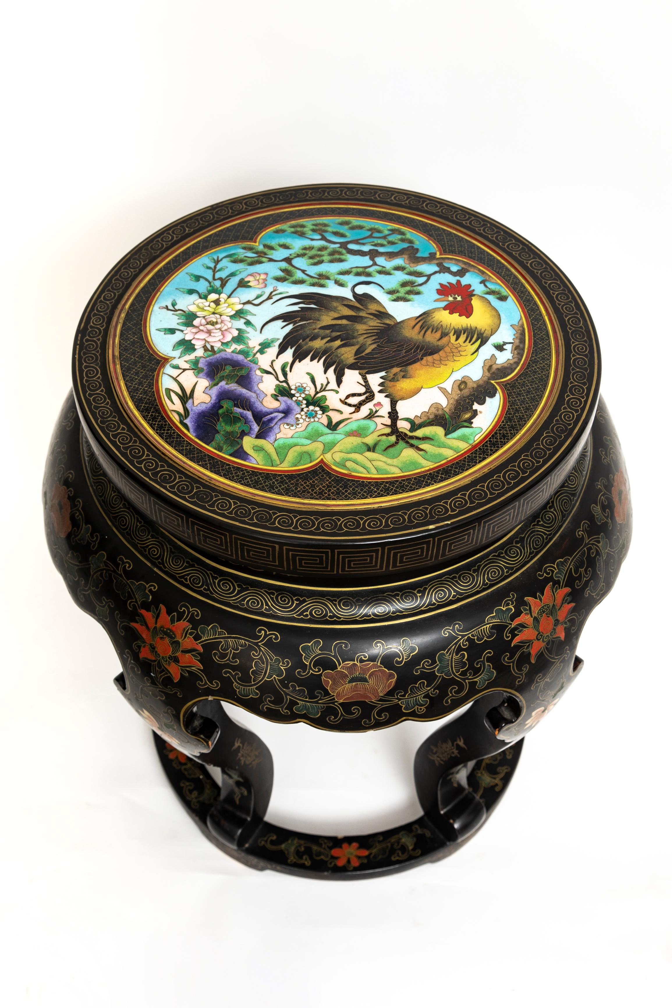 Exportation chinoise Antique The Pedestal/Stand chinois cloisonné avec dessus incrusté de coqs cloisonnés en vente