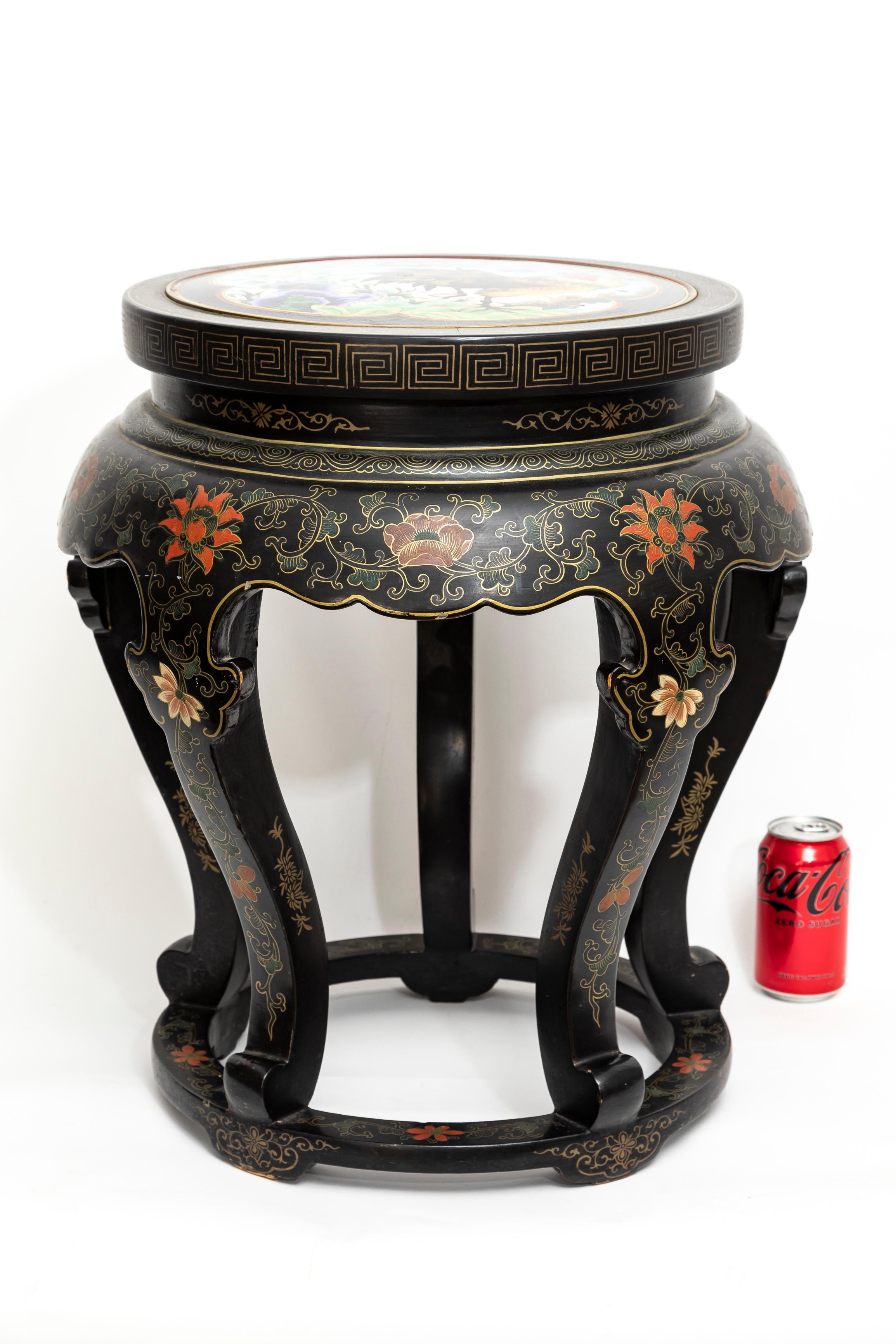 Chinois Antique The Pedestal/Stand chinois cloisonné avec dessus incrusté de coqs cloisonnés en vente