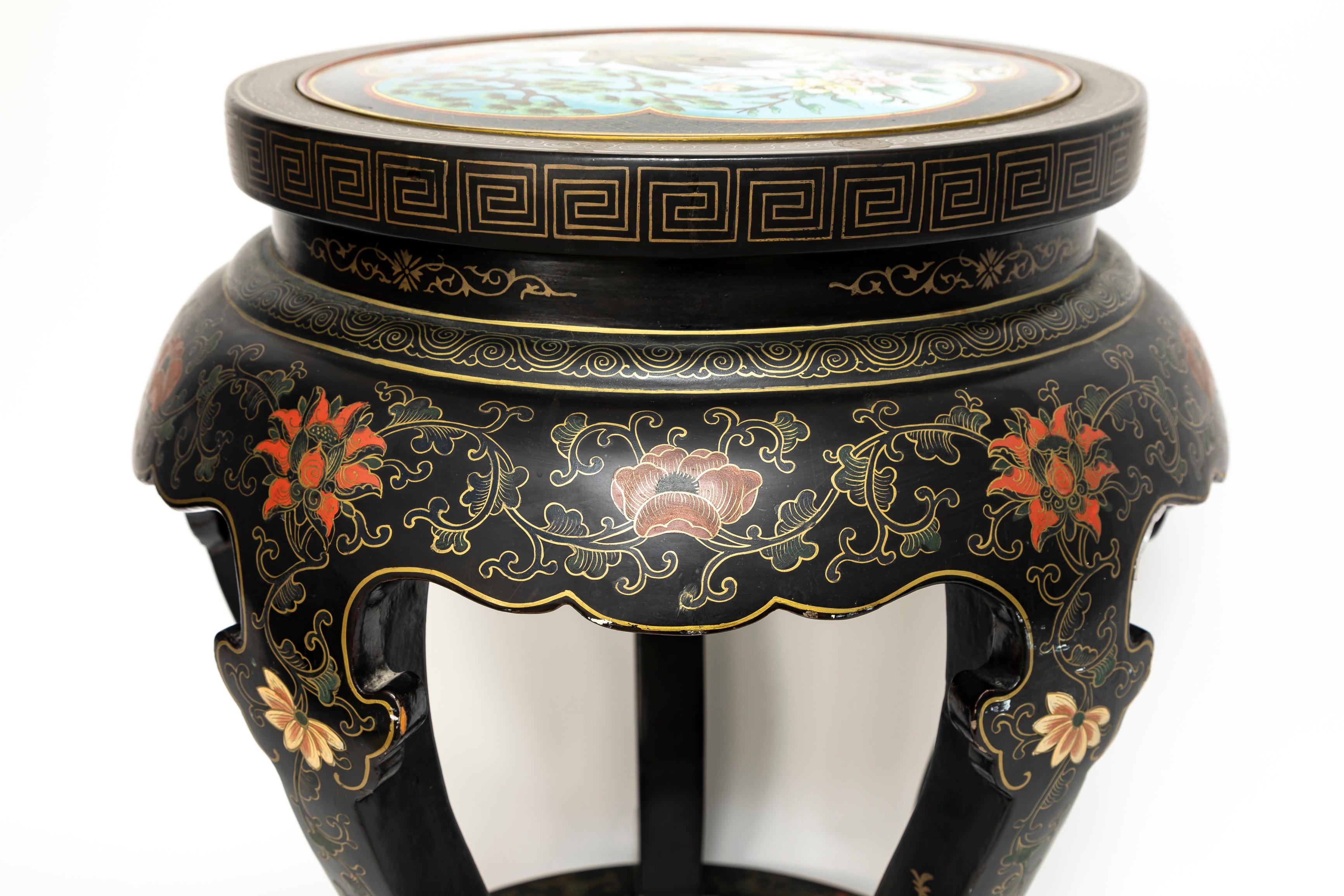 Milieu du XXe siècle Antique The Pedestal/Stand chinois cloisonné avec dessus incrusté de coqs cloisonnés en vente