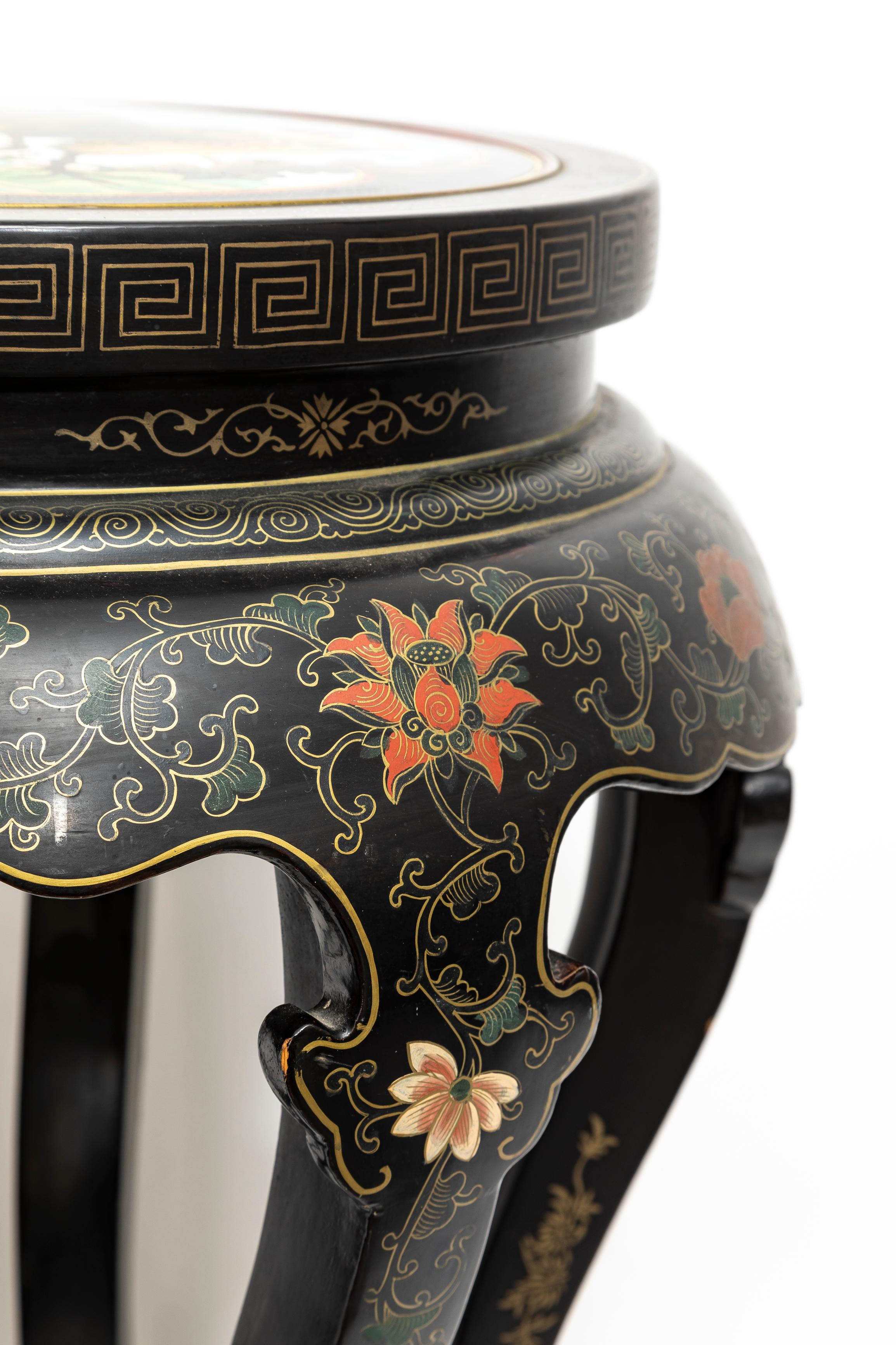 Émail Antique The Pedestal/Stand chinois cloisonné avec dessus incrusté de coqs cloisonnés en vente