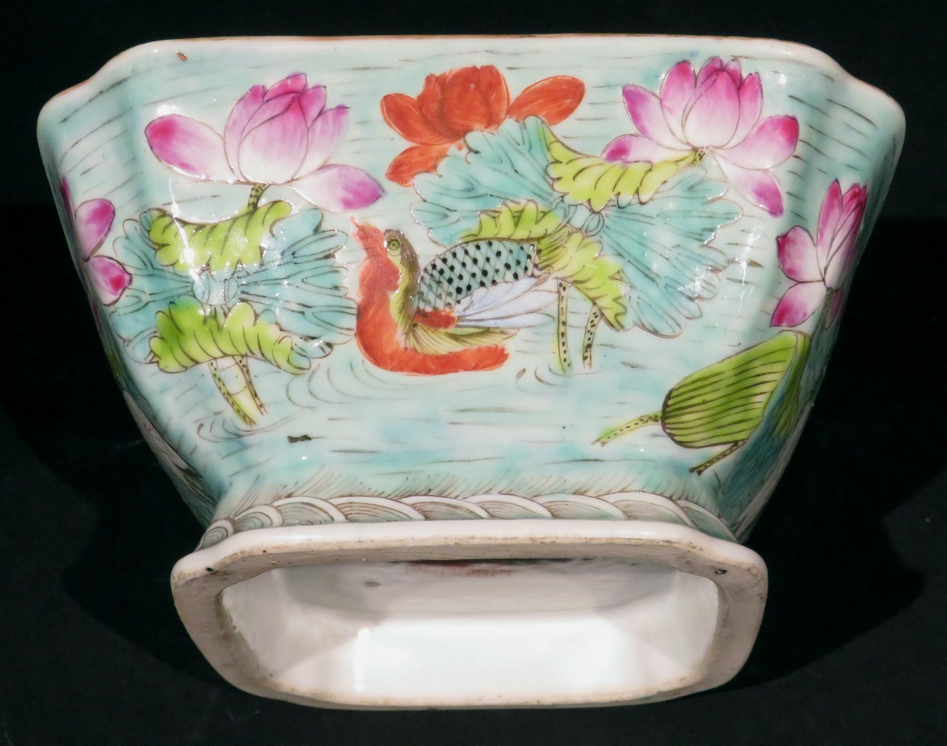 A Chinese Export Enamelled Porcelain Bowl, Qing Period Circa 1900 In Good Condition In Ottawa, Ontario