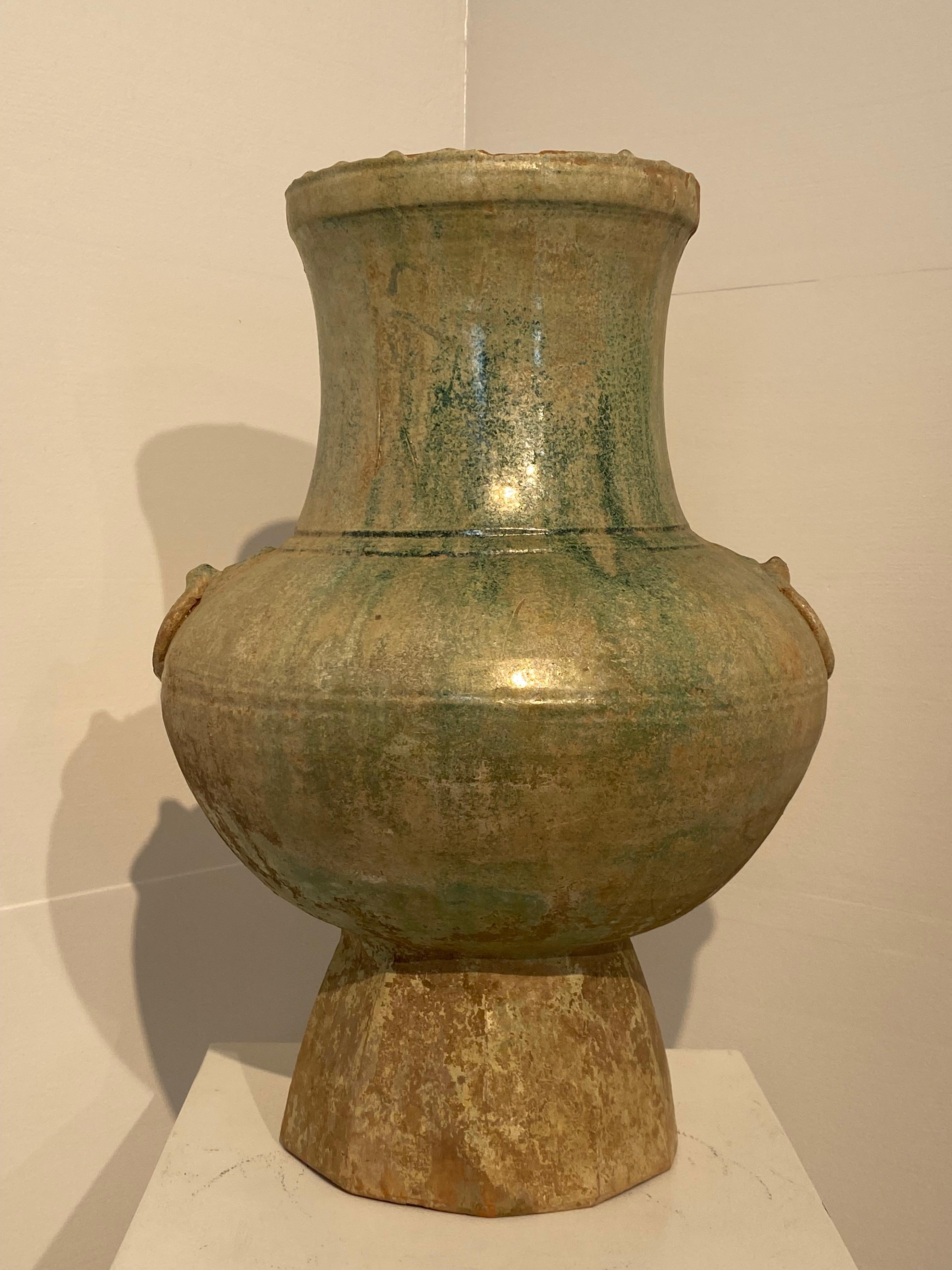 Un antico vaso cinese in ceramica smaltata verde del periodo Han,
bc 206-ad 220, grande modello di vaso Hu,
eccezionale forma della base del vaso, eccezionale colore Greene & Greene e iridescenza argentea della patina,
un oggetto molto decorativo e