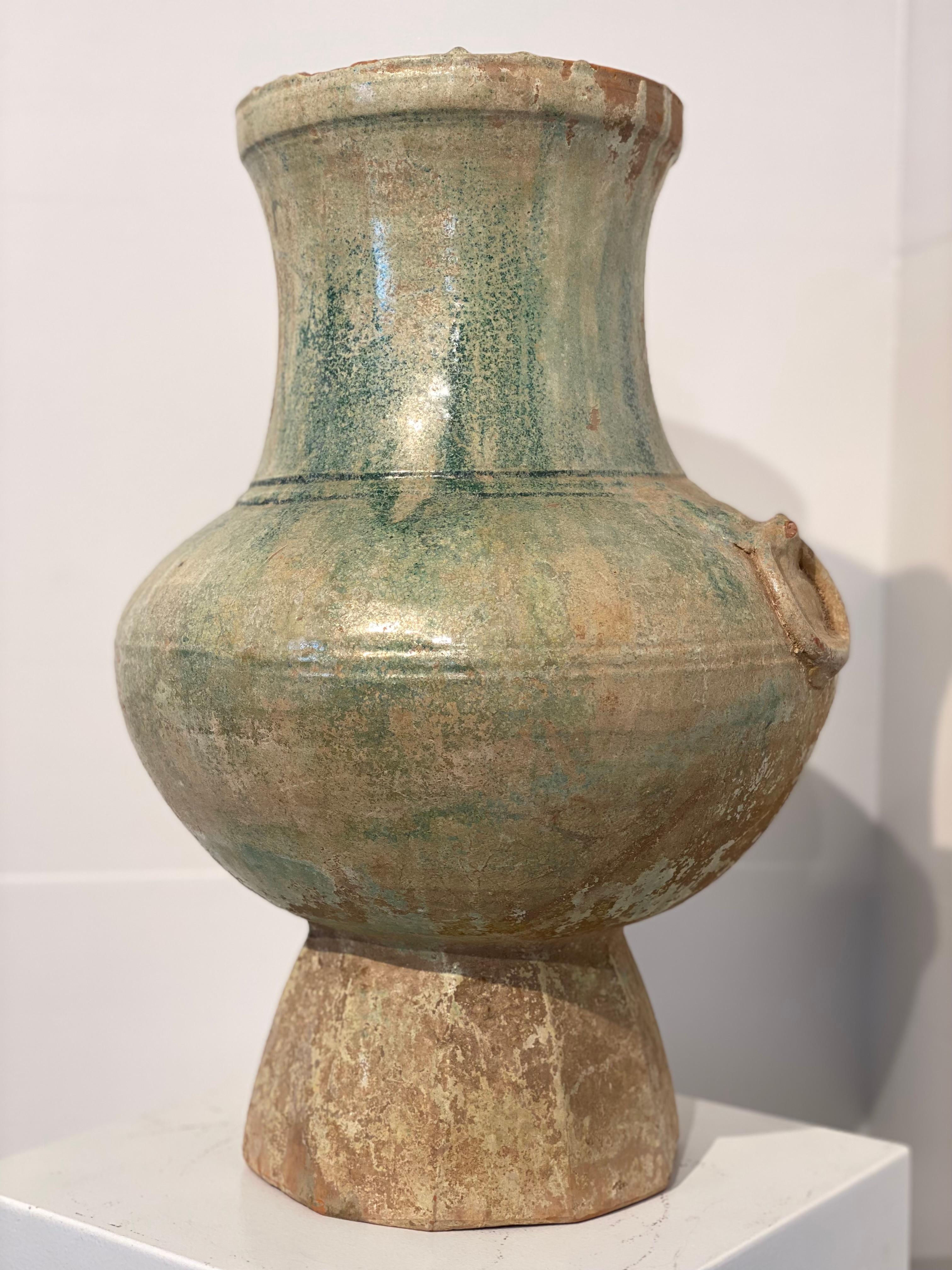 Patinato Un antico vaso cinese Han in vendita