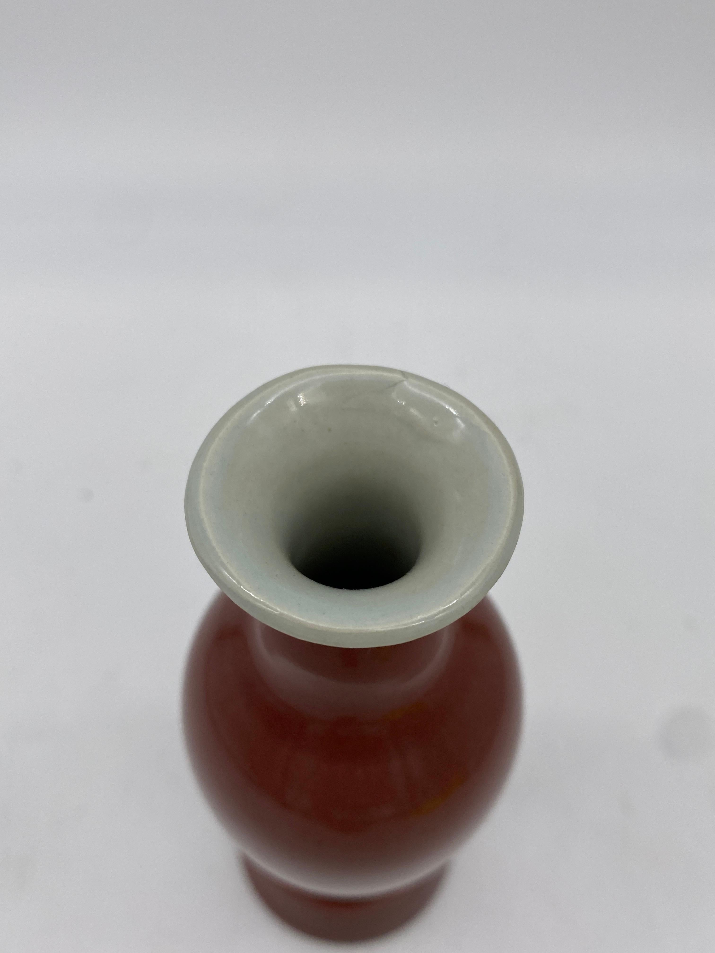Vase chinois ancien en porcelaine émaillée rouge avec support en porcelaine en vente 1