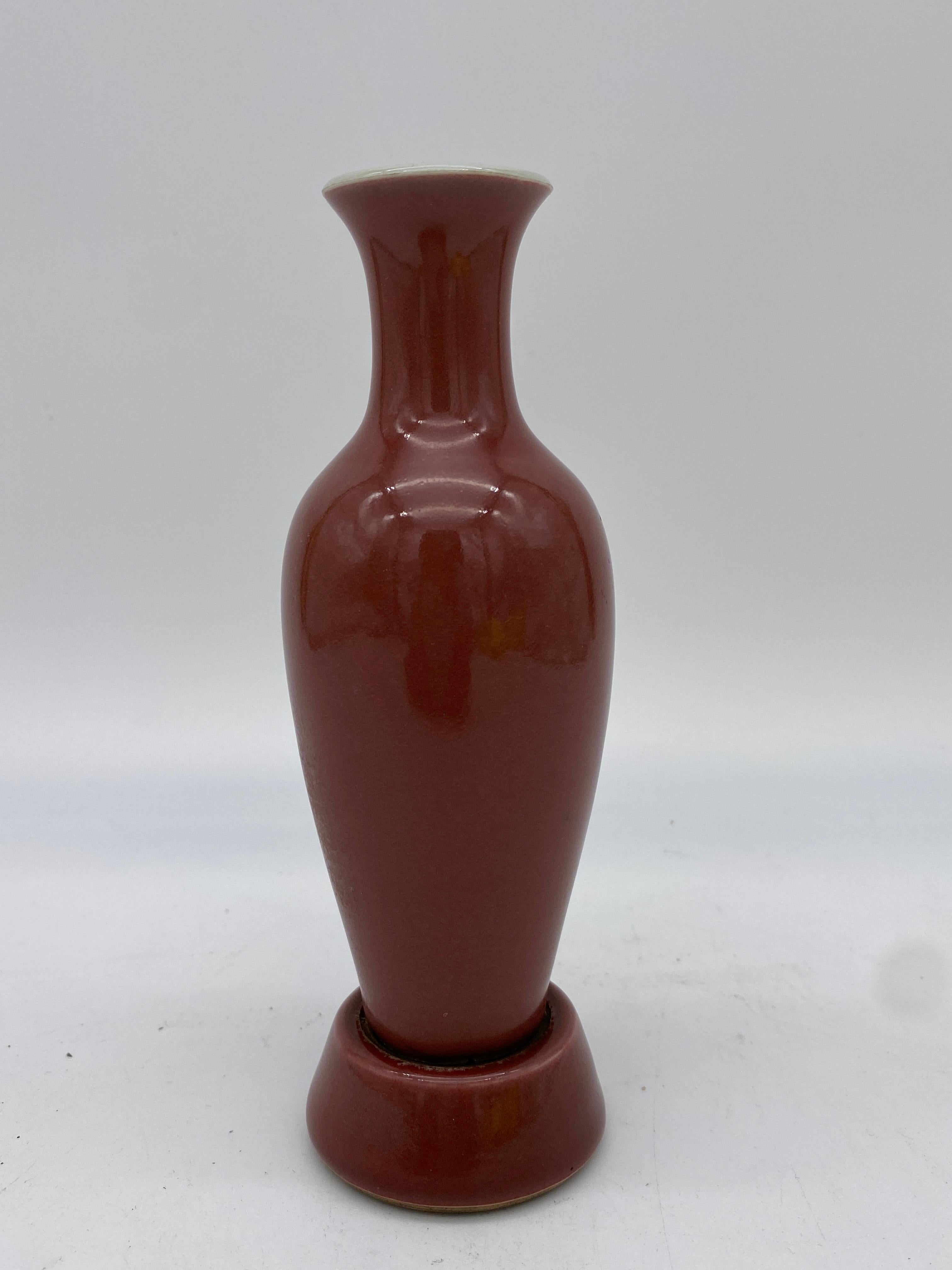 Vase en porcelaine rouge émaillée de la dynastie Qing avec support en porcelaine, marque GuangXu et de la période. Mesures : 6.5