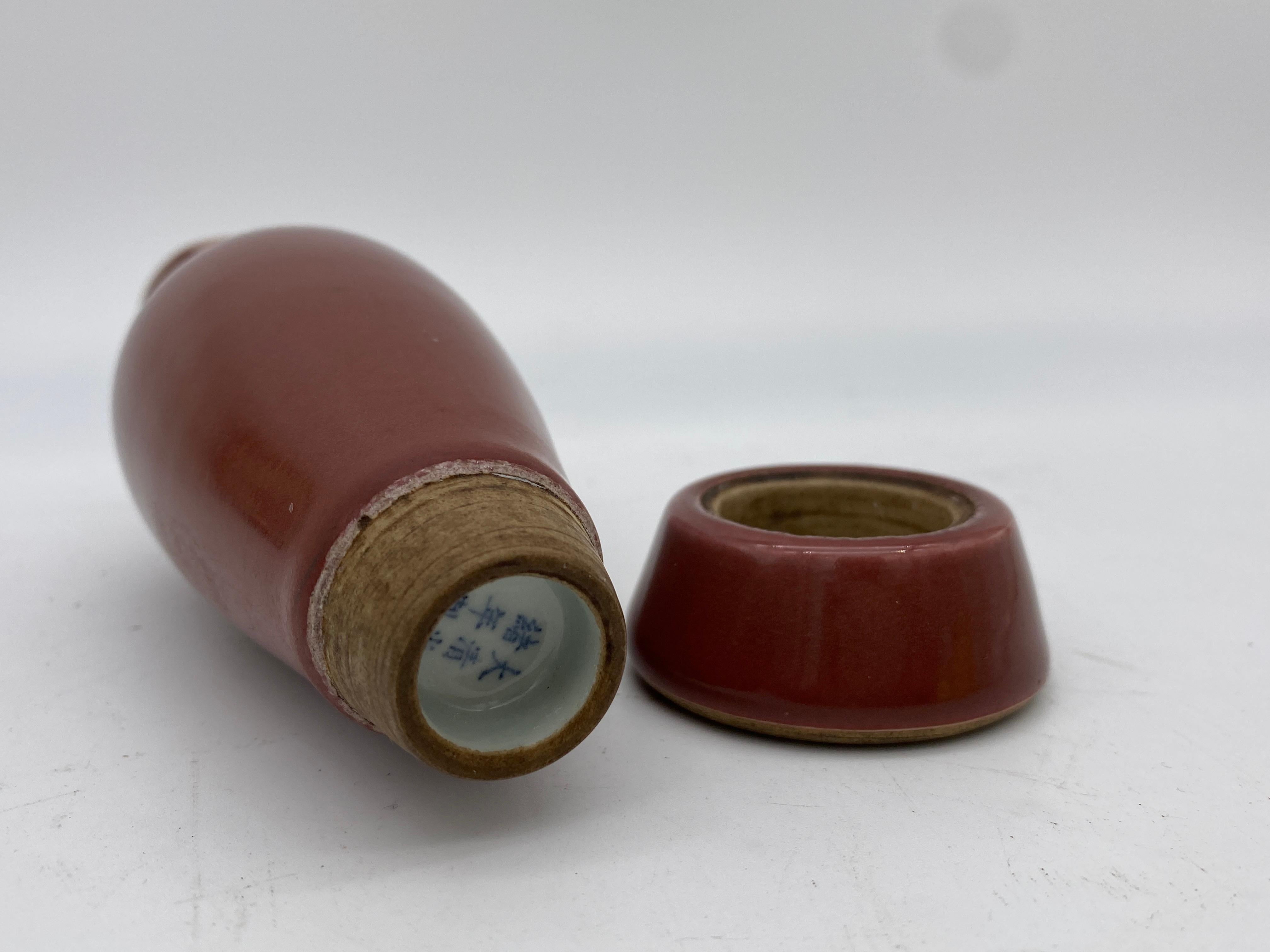 Antike chinesische Vase aus rot glasiertem Porzellan mit Porzellanständer (Chinesischer Export) im Angebot