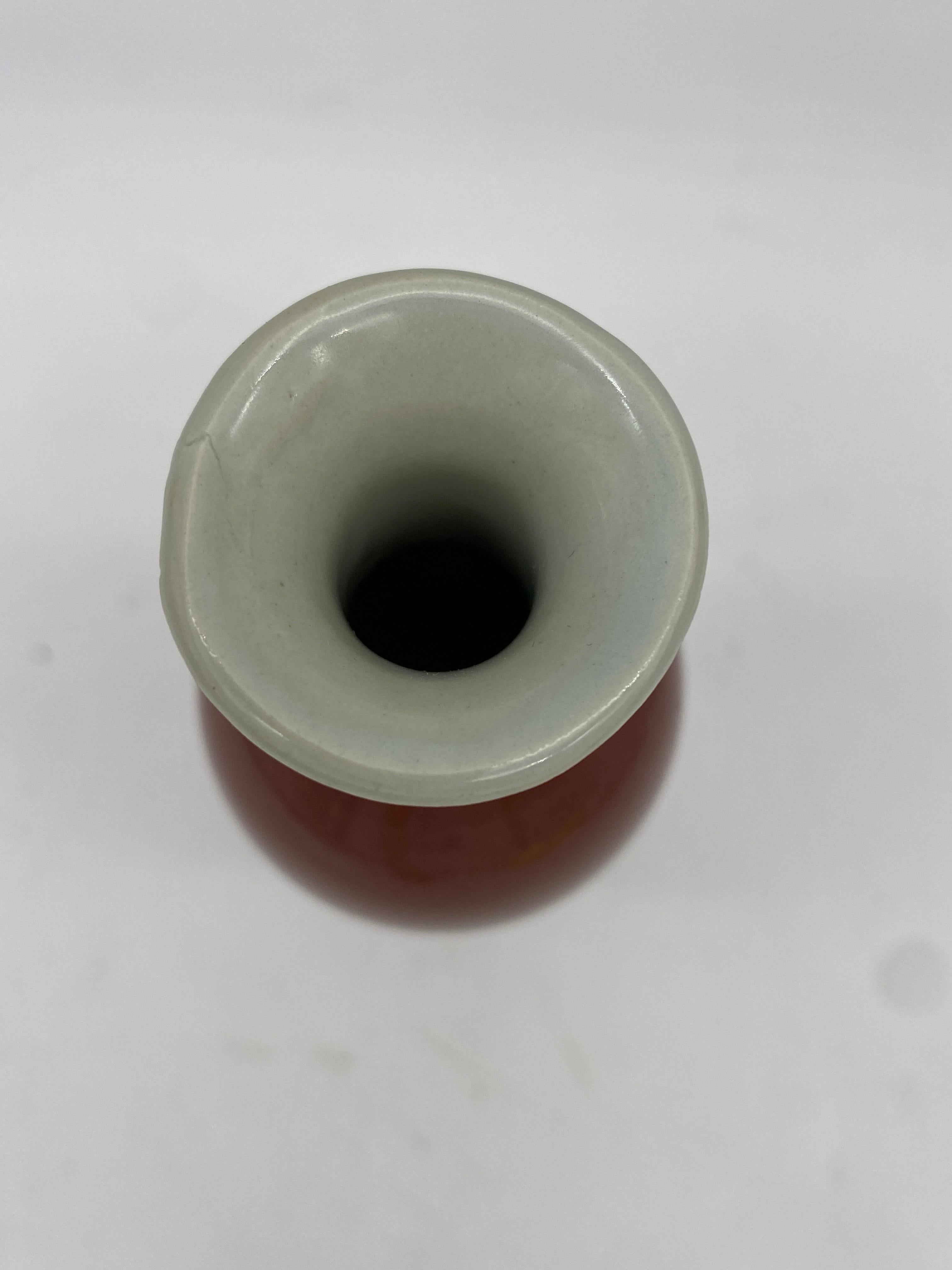 Antike chinesische Vase aus rot glasiertem Porzellan mit Porzellanständer (Chinesisch) im Angebot