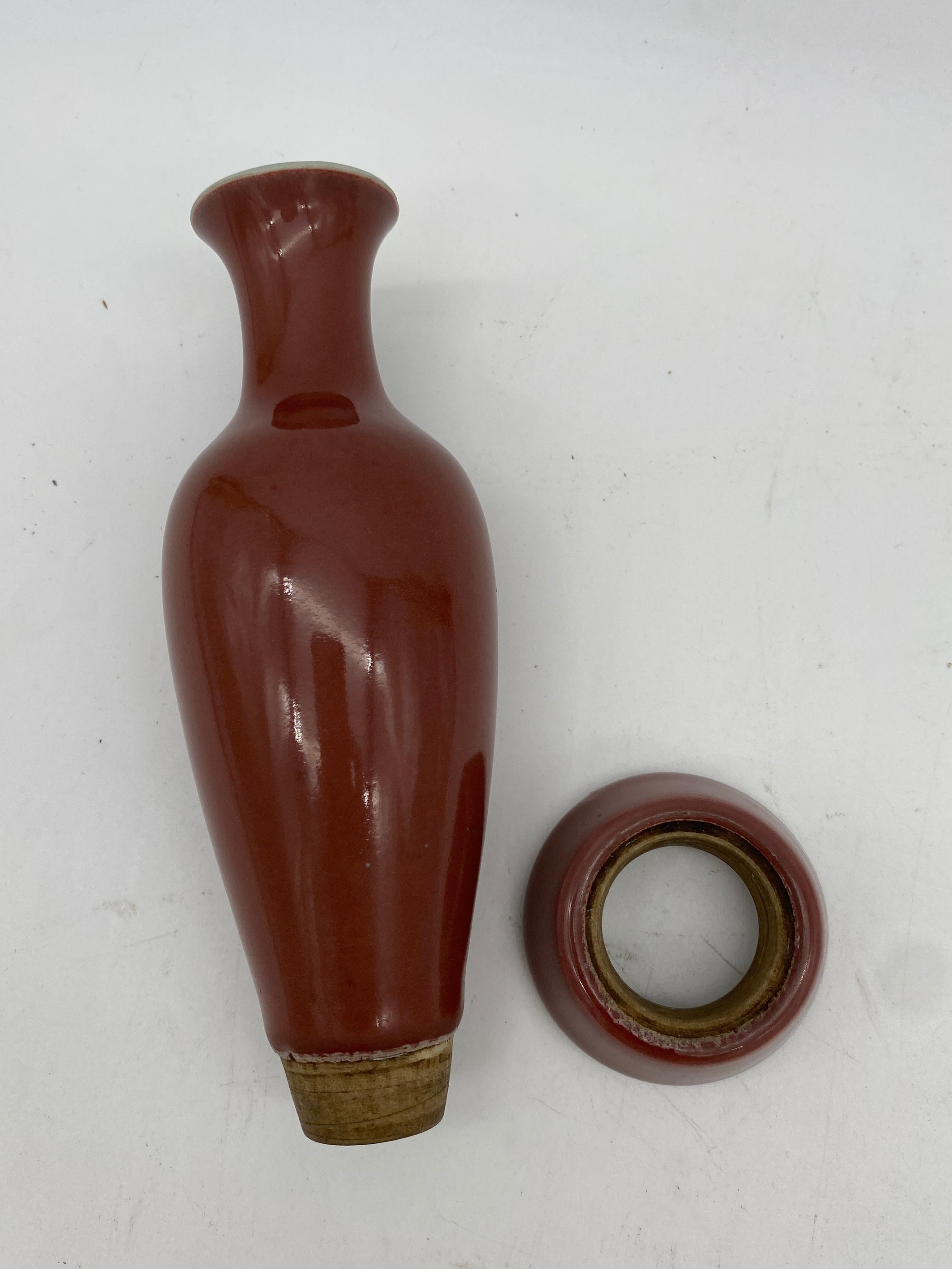 Antike chinesische Vase aus rot glasiertem Porzellan mit Porzellanständer (Geschnitzt) im Angebot