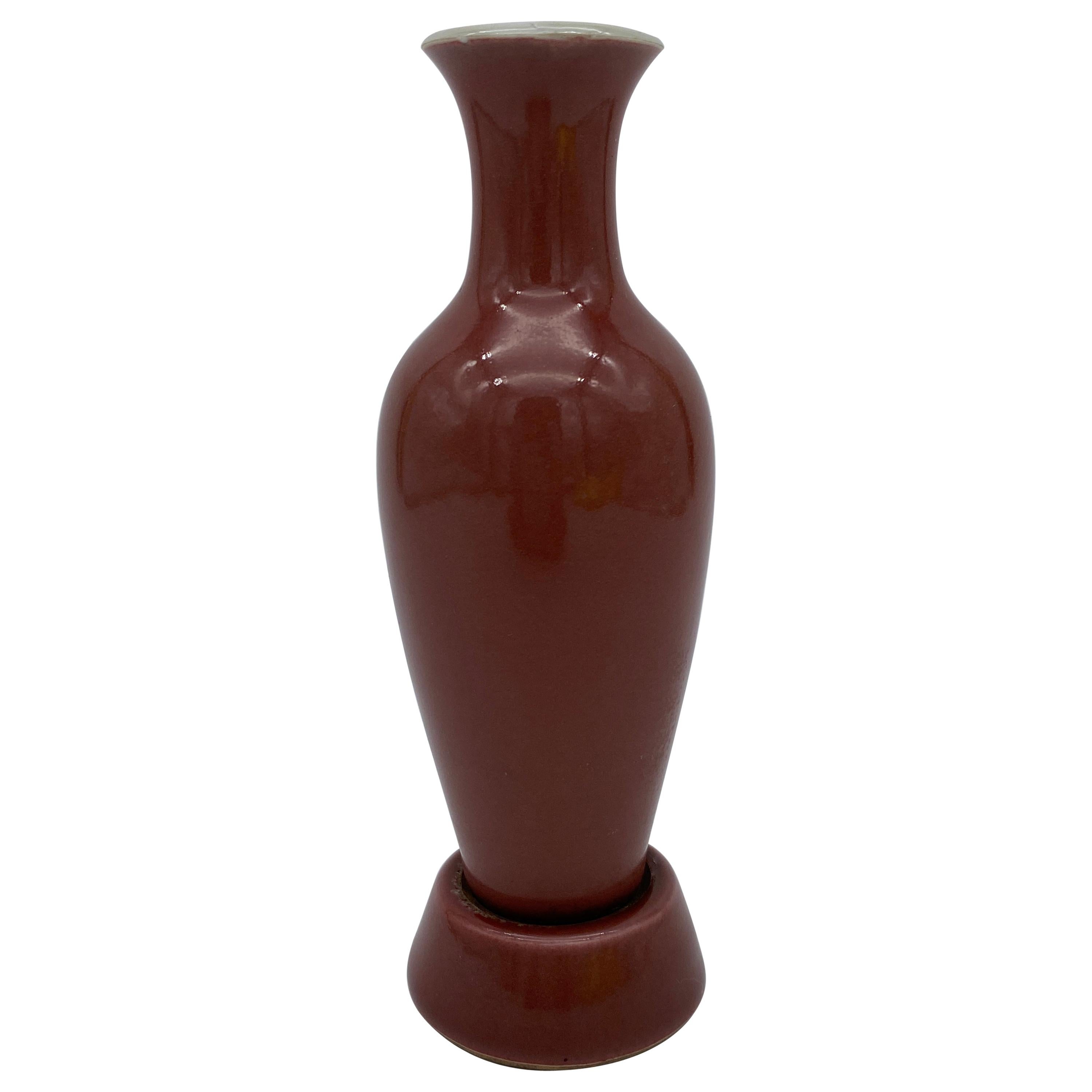 Vase chinois ancien en porcelaine émaillée rouge avec support en porcelaine en vente