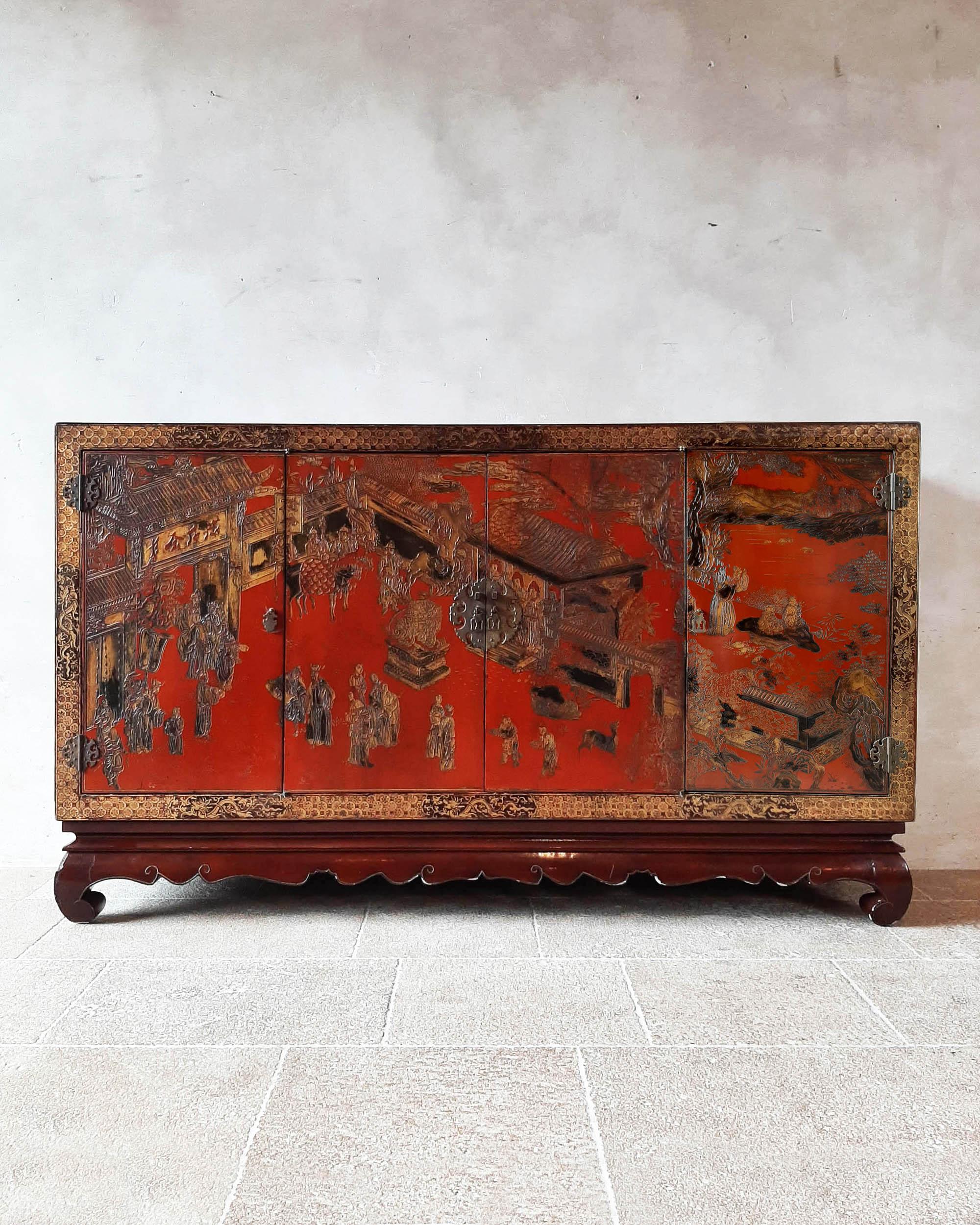 An antique Chinese red and brown lacquered and painted sideboard decorated with beautiful carved and painted gold and black chinoiserie motifs in relief.

L 197 x W 46,5 x H 116 cm

some scratches, damage to lacquer, see photos