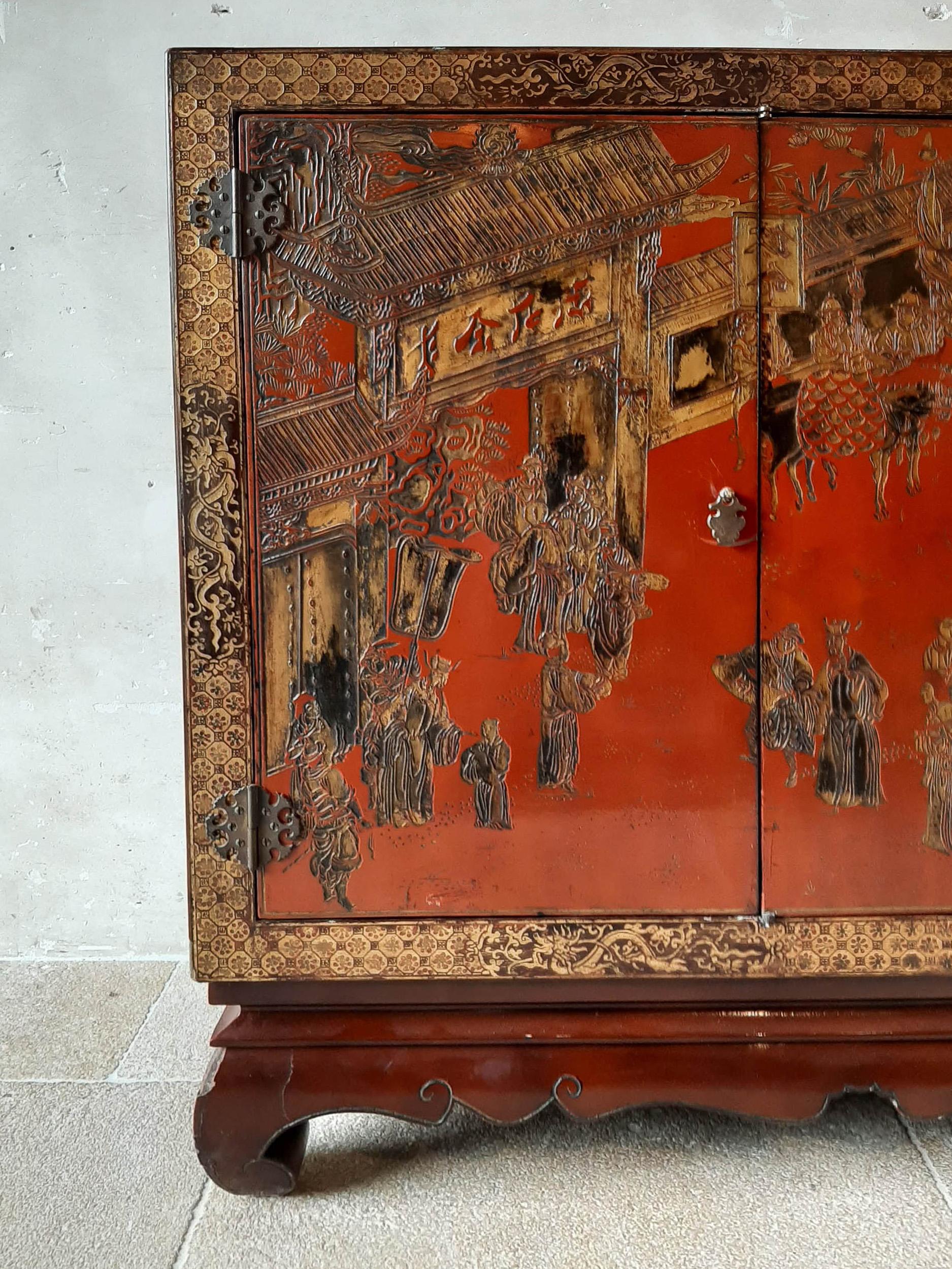 Antique Chinese Red Lacquered and Hand Painted Sideboard In Good Condition In Baambrugge, NL