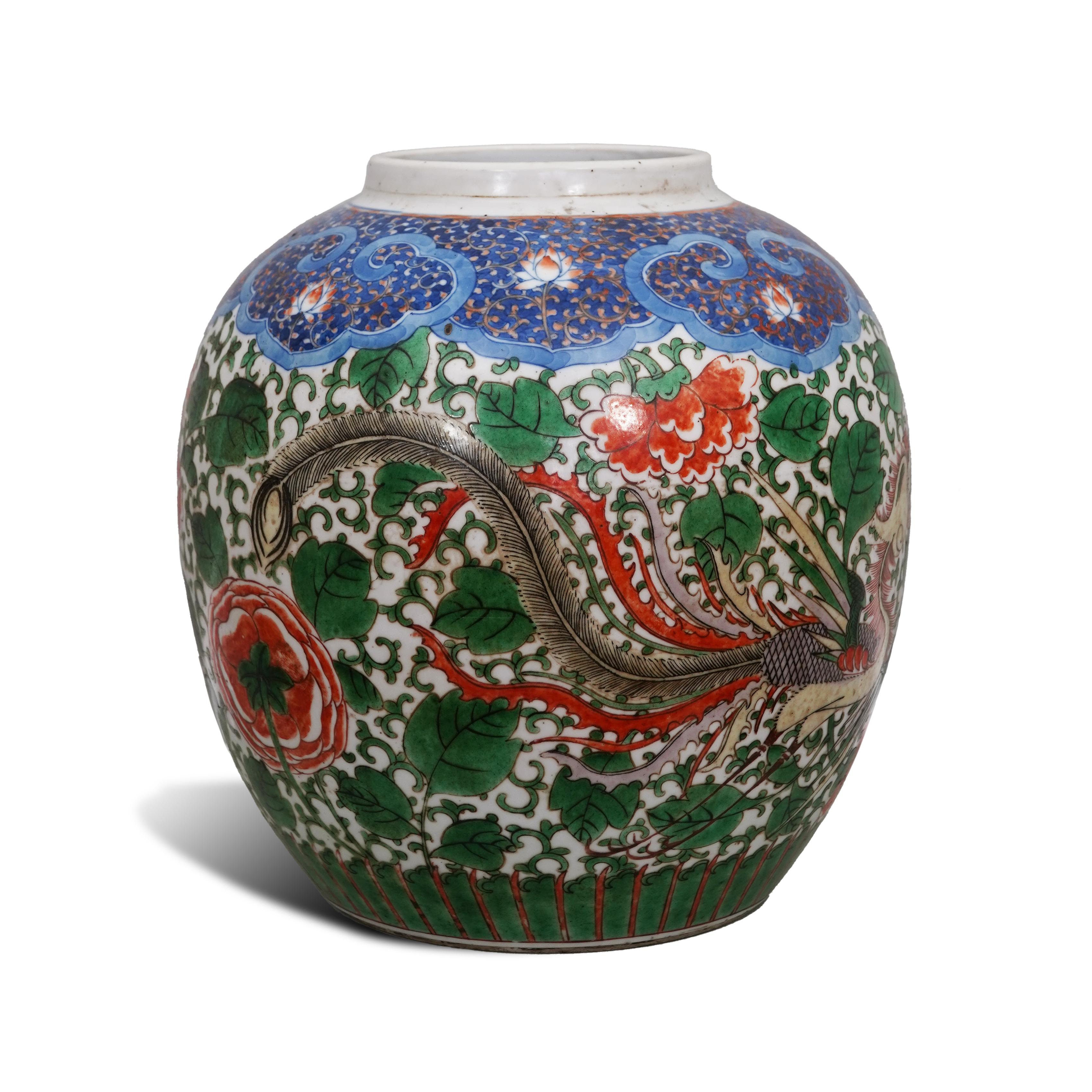 Qing An Antique Chinese Wucai 'Phoenix and Peony' Enamelled Jar en vente