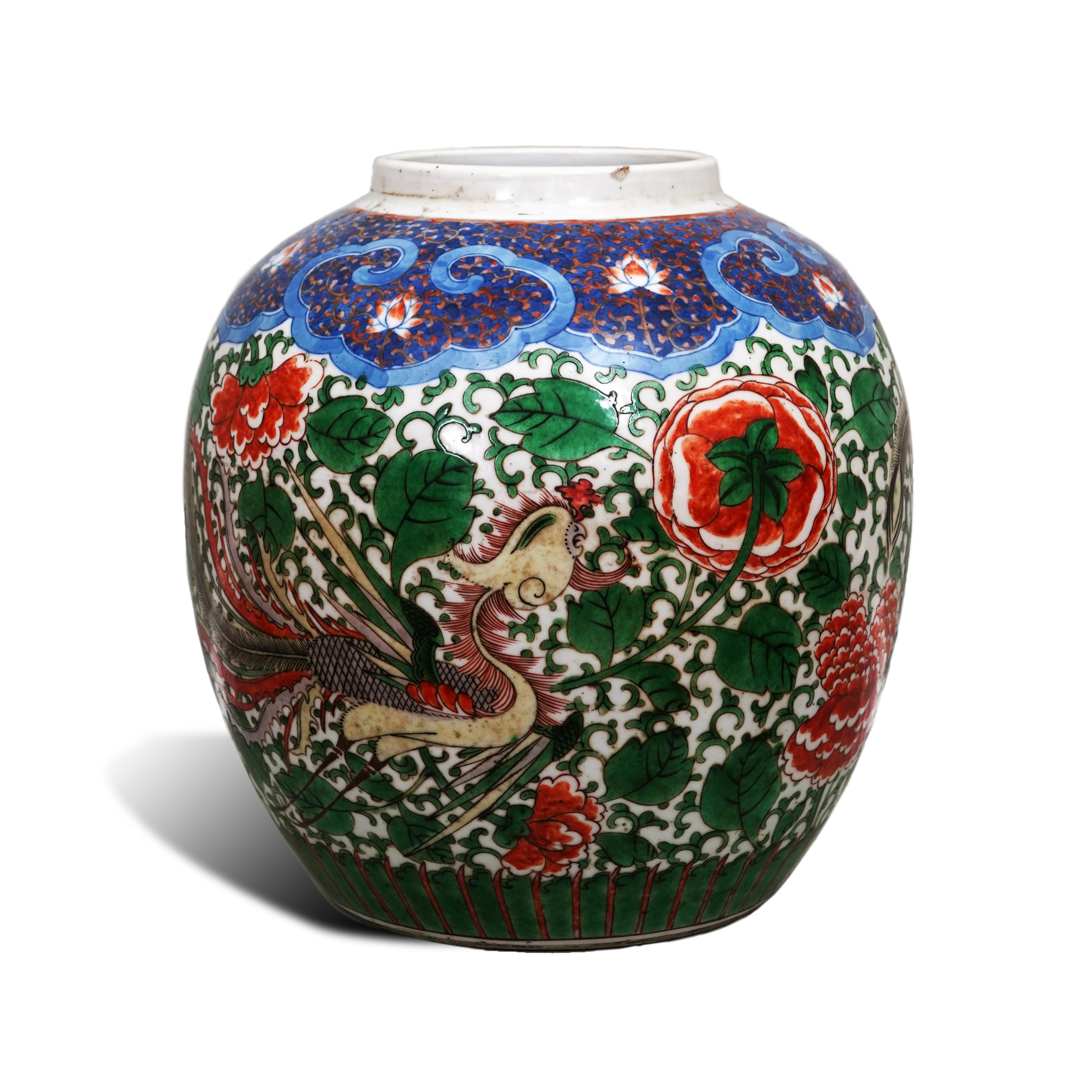 Chinois An Antique Chinese Wucai 'Phoenix and Peony' Enamelled Jar en vente
