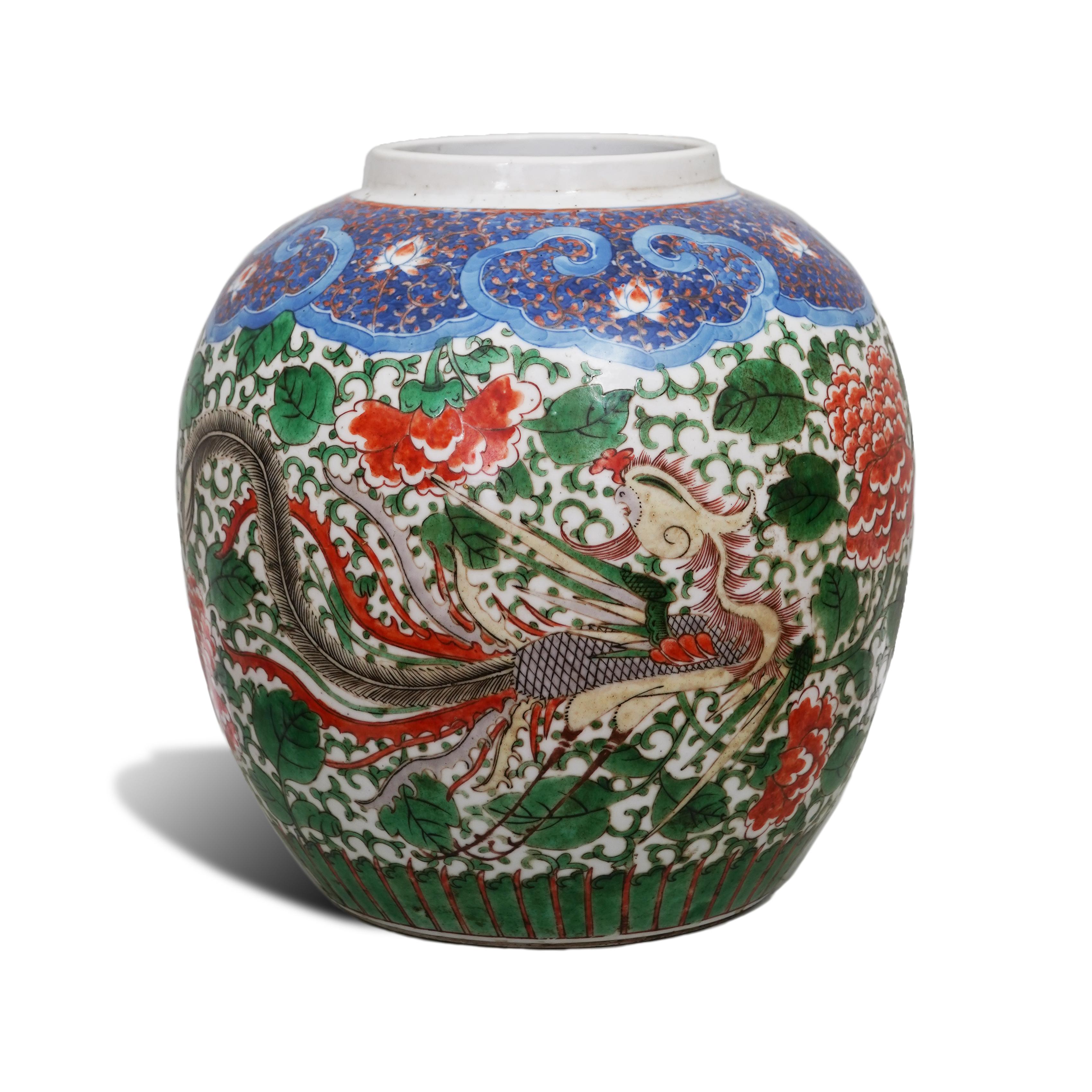 Émaillé An Antique Chinese Wucai 'Phoenix and Peony' Enamelled Jar en vente
