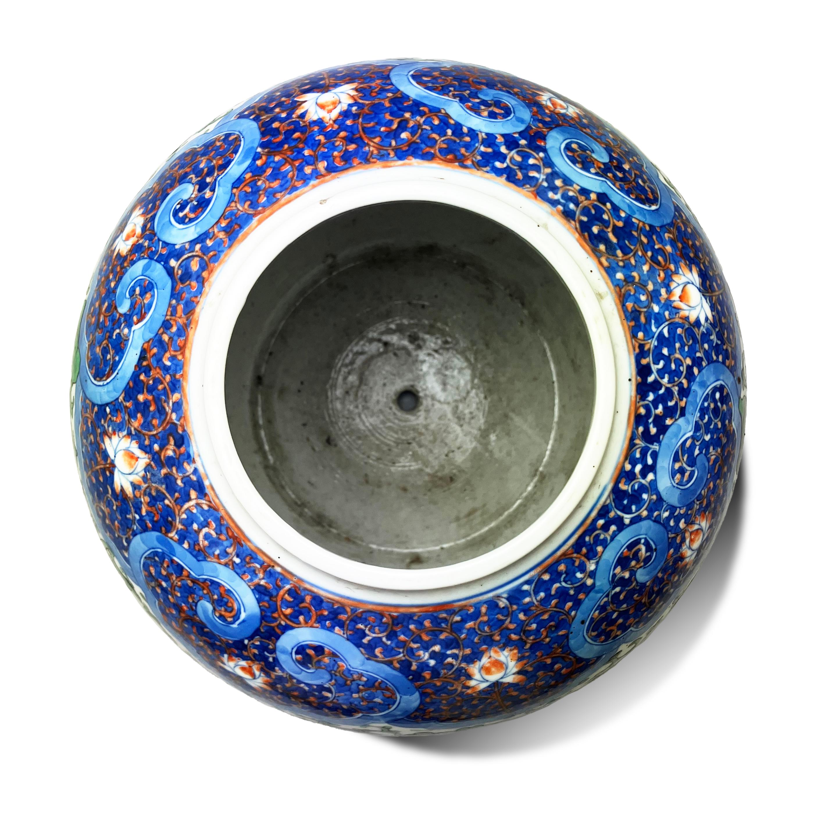 An Antique Chinese Wucai 'Phoenix and Peony' Enamelled Jar Bon état - En vente à London, GB