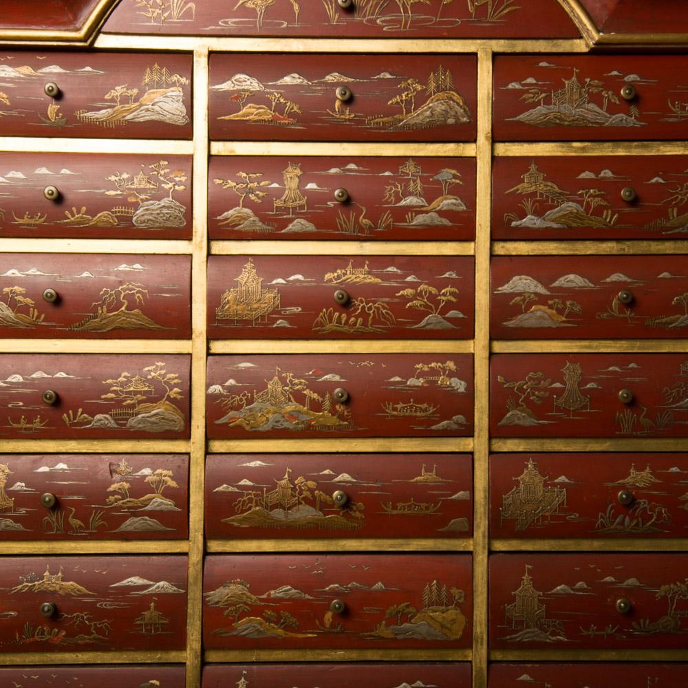 Ancienne armoire de rangement en laque de style chinoiseries sur support en bois doré sculpté Bon état - En vente à Philadelphia, PA