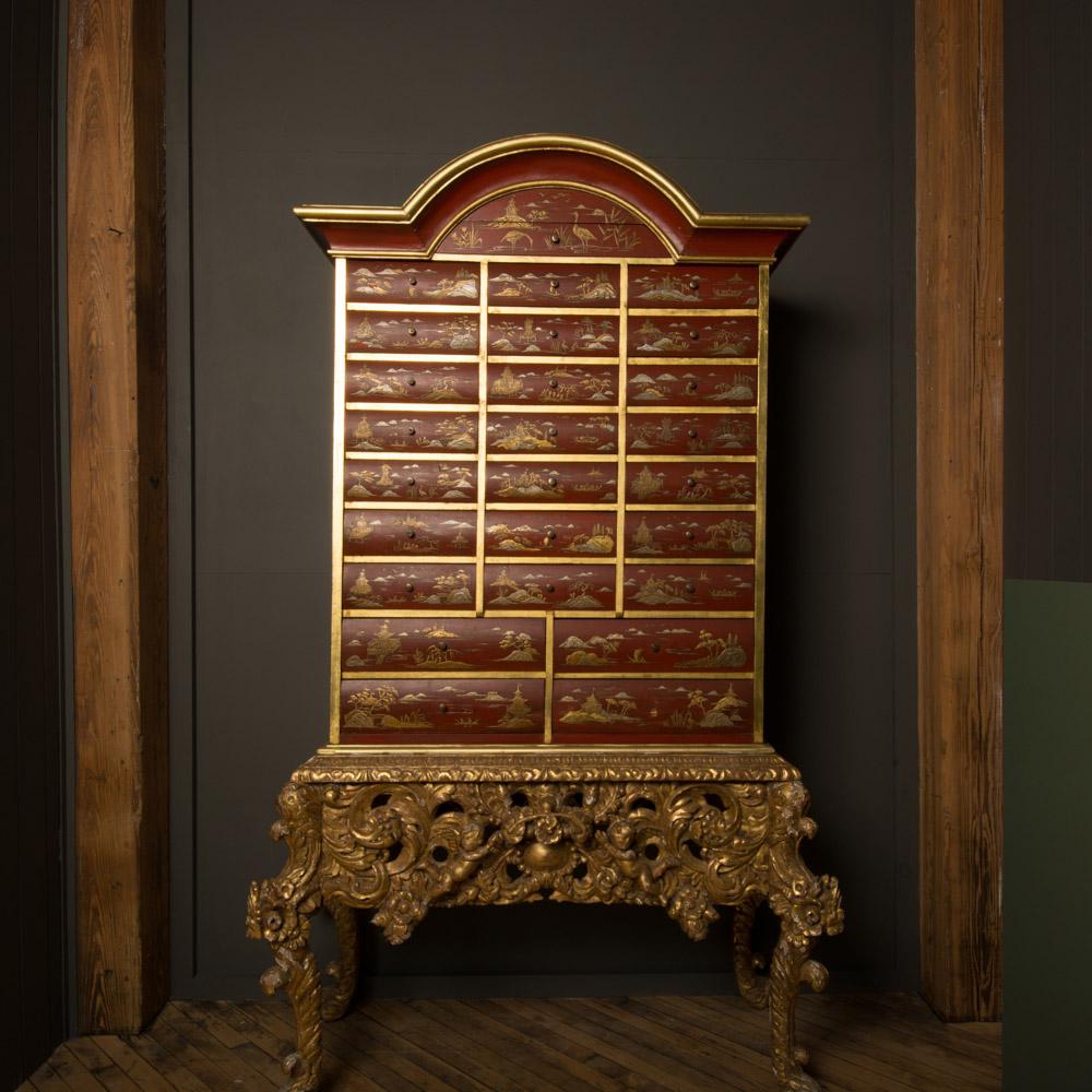 Laque Ancienne armoire de rangement en laque de style chinoiseries sur support en bois doré sculpté en vente