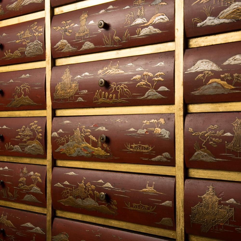Ancienne armoire de rangement en laque de style chinoiseries sur support en bois doré sculpté en vente 2
