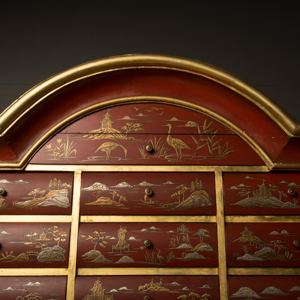 Ancienne armoire de rangement en laque de style chinoiseries sur support en bois doré sculpté en vente 3