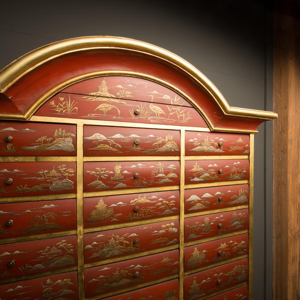 Ancienne armoire de rangement en laque de style chinoiseries sur support en bois doré sculpté en vente 4
