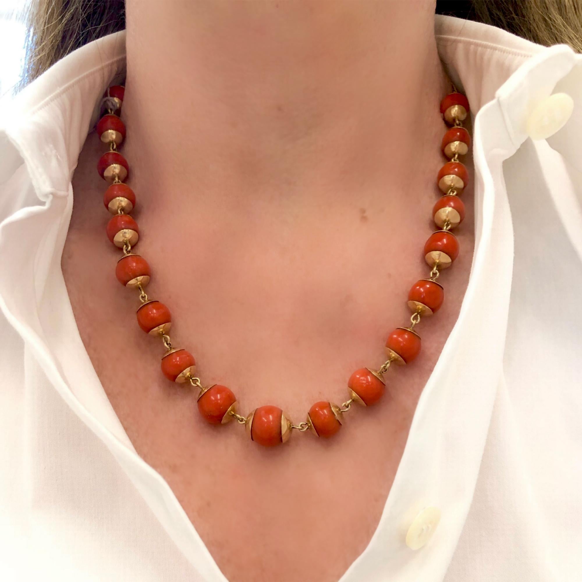Eine antike Korallenperlen-Halskette aus 14 Karat Gelbgold (Perle) im Angebot