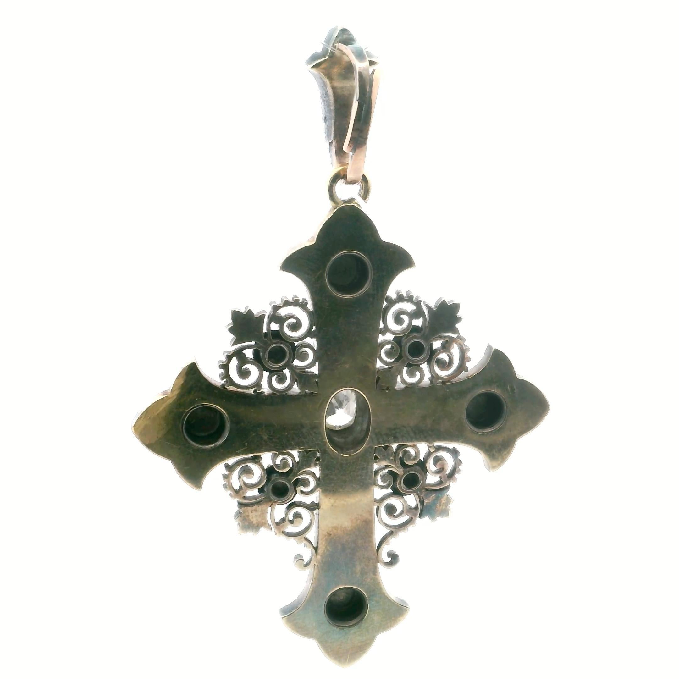 Antico ciondolo a croce con diamante del 1860 in smalto, oro e argento

Questo antico ciondolo a forma di croce, risalente al 1860, mette in mostra l'intricata maestria dell'epoca. Impreziosito da diamanti bianchi, questo pezzo è una testimonianza