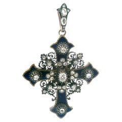 Una croce antica in oro, argento, smalto e diamanti.