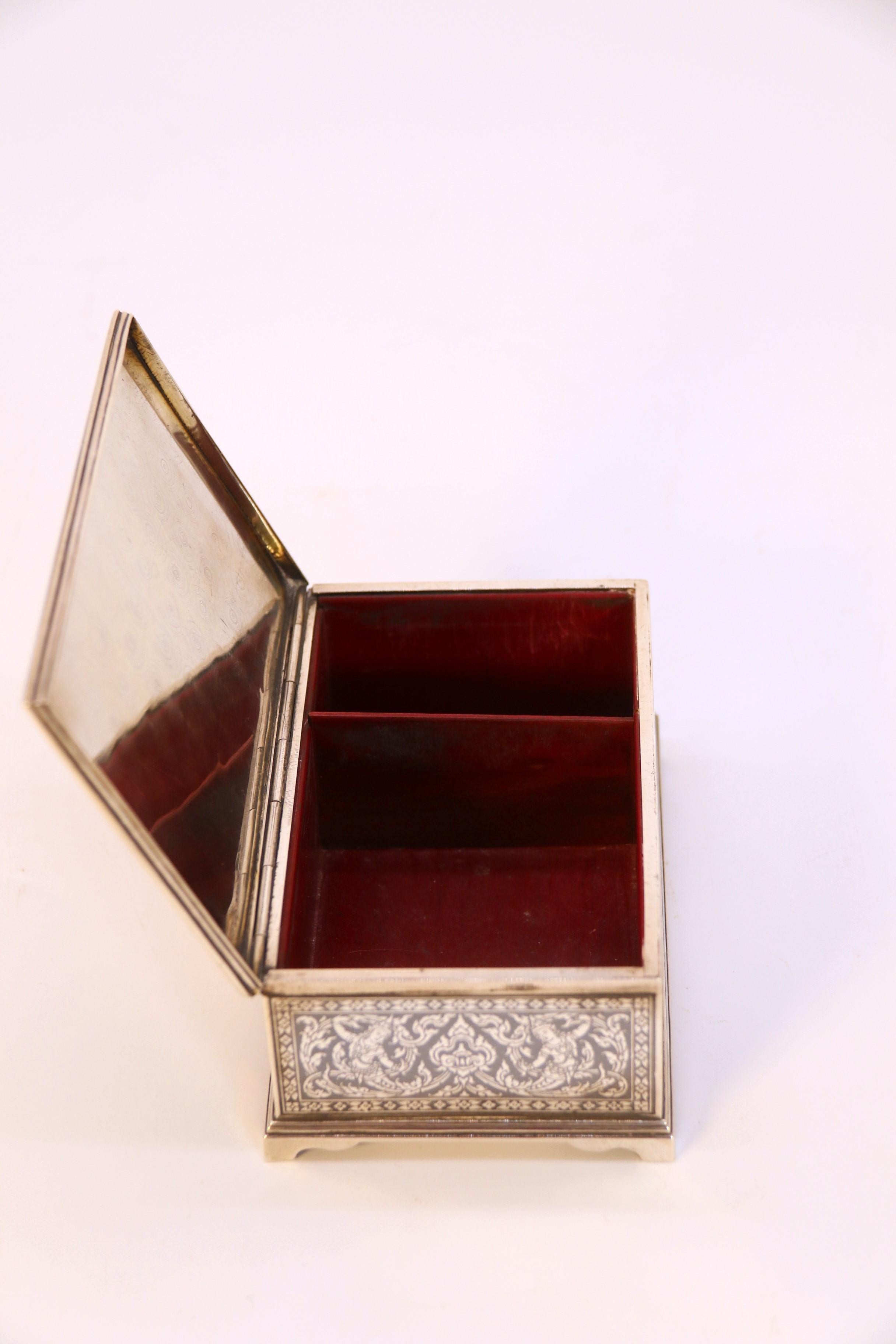 Ancienne boîte en argent et en nielle du début du 20e siècle, Siam vers 1920 en vente 3