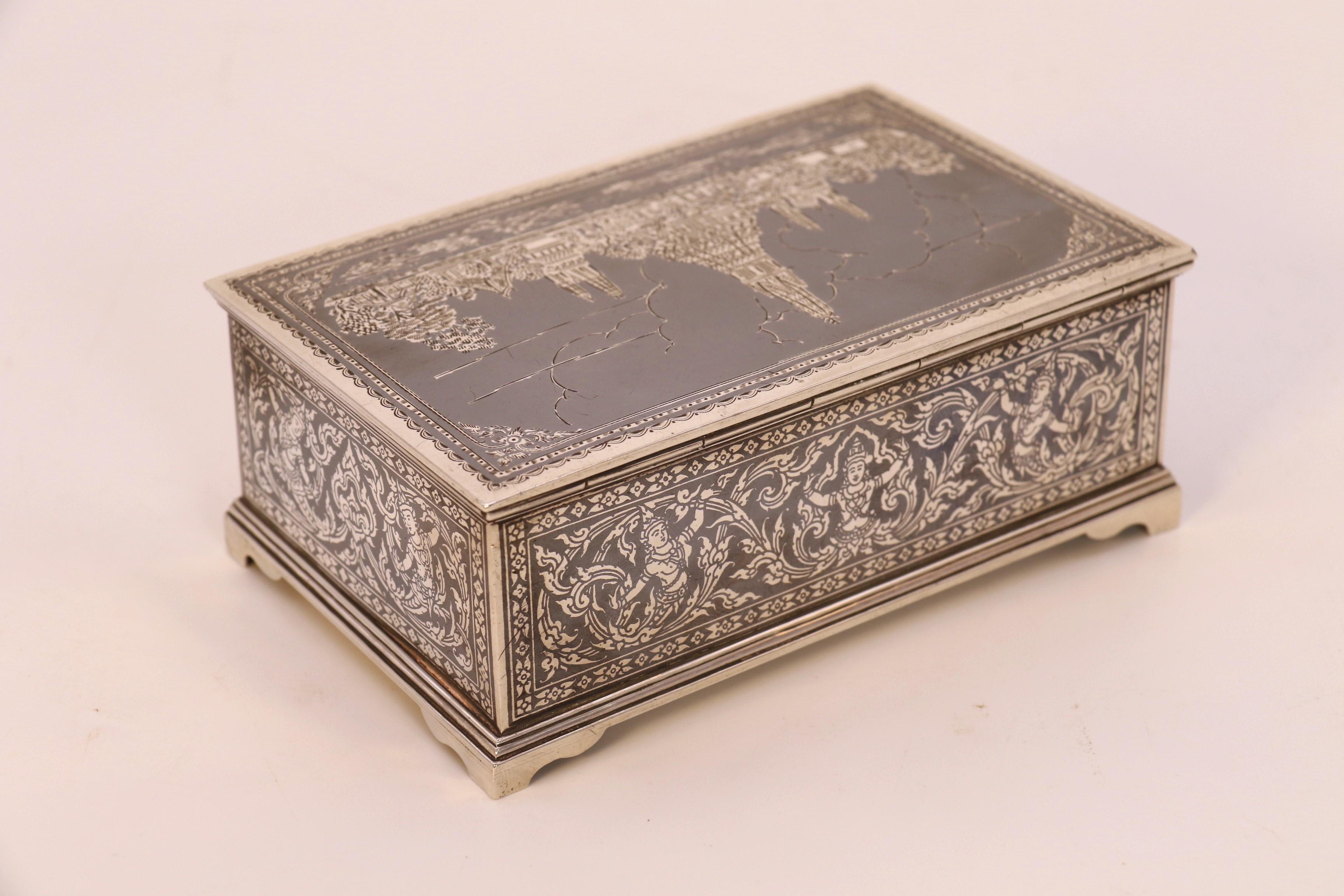 Thaïlandais Ancienne boîte en argent et en nielle du début du 20e siècle, Siam vers 1920 en vente