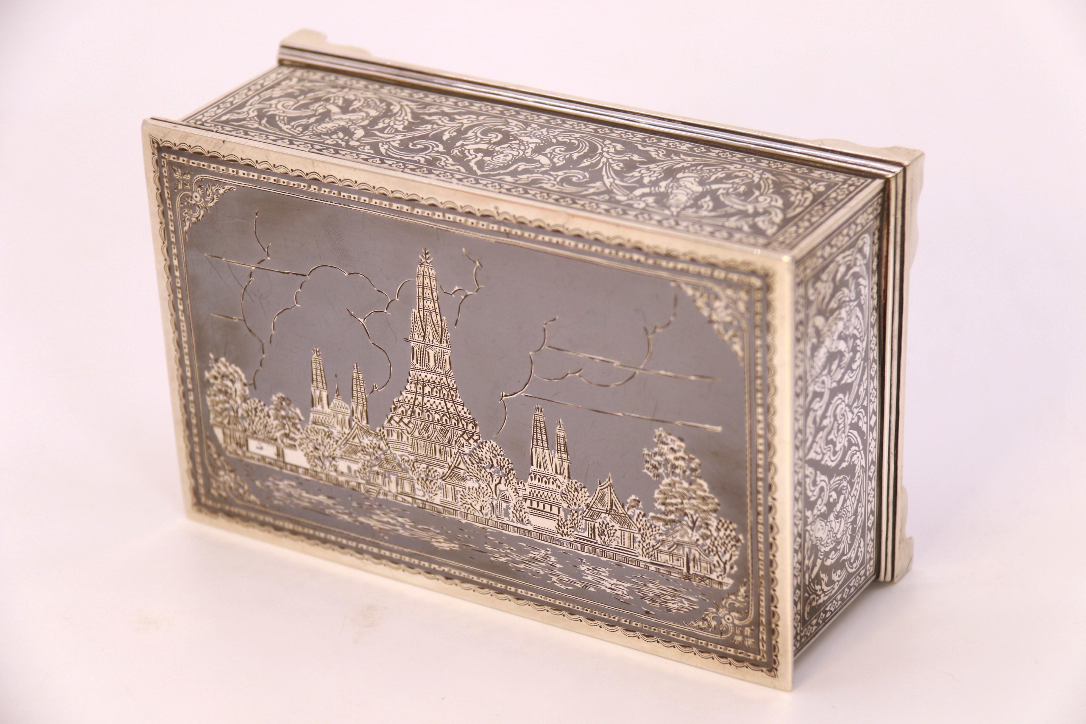 20ième siècle Ancienne boîte en argent et en nielle du début du 20e siècle, Siam vers 1920 en vente