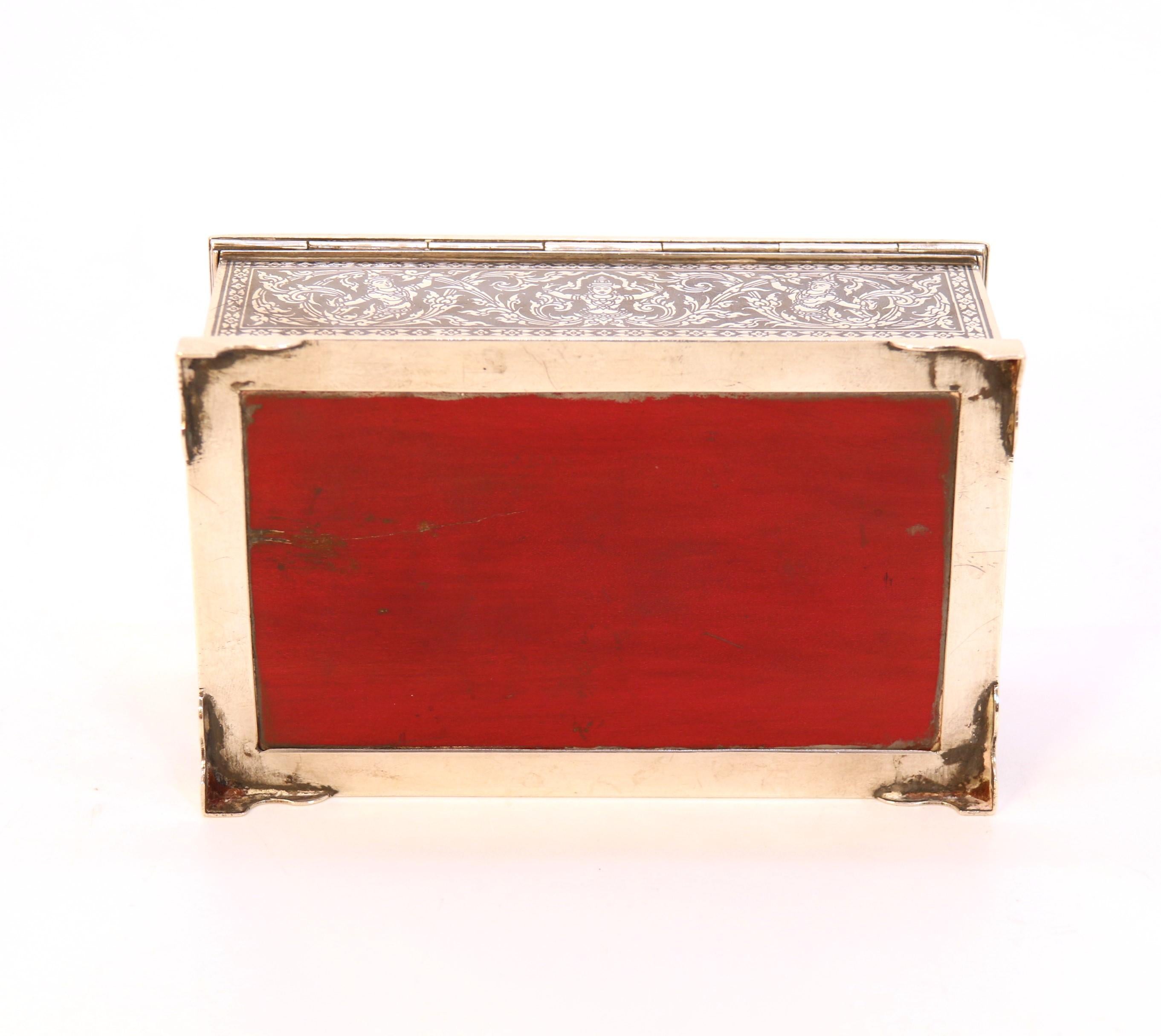 Argent Ancienne boîte en argent et en nielle du début du 20e siècle, Siam vers 1920 en vente